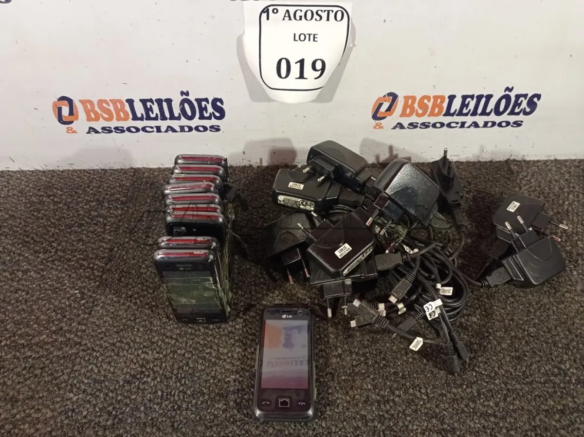 LOTE 019 - 10 APARELHOS CELULARES LG COM CARREGADOR. (NO ESTADO) ATENÇÃO! FAZER A VISITAÇÃO ANTES DE ARREMATAR, NÃO SABEMOS SE FUNCIONA. LEILÃO NÃO TEM GARANTIA E NEM DEVOLUÇÃO, SUJEITO A POSSÍVEIS AVARIAS VISÍVEIS/OCULTAS E/OU AUSÊNCIA DE COMPONENTES.