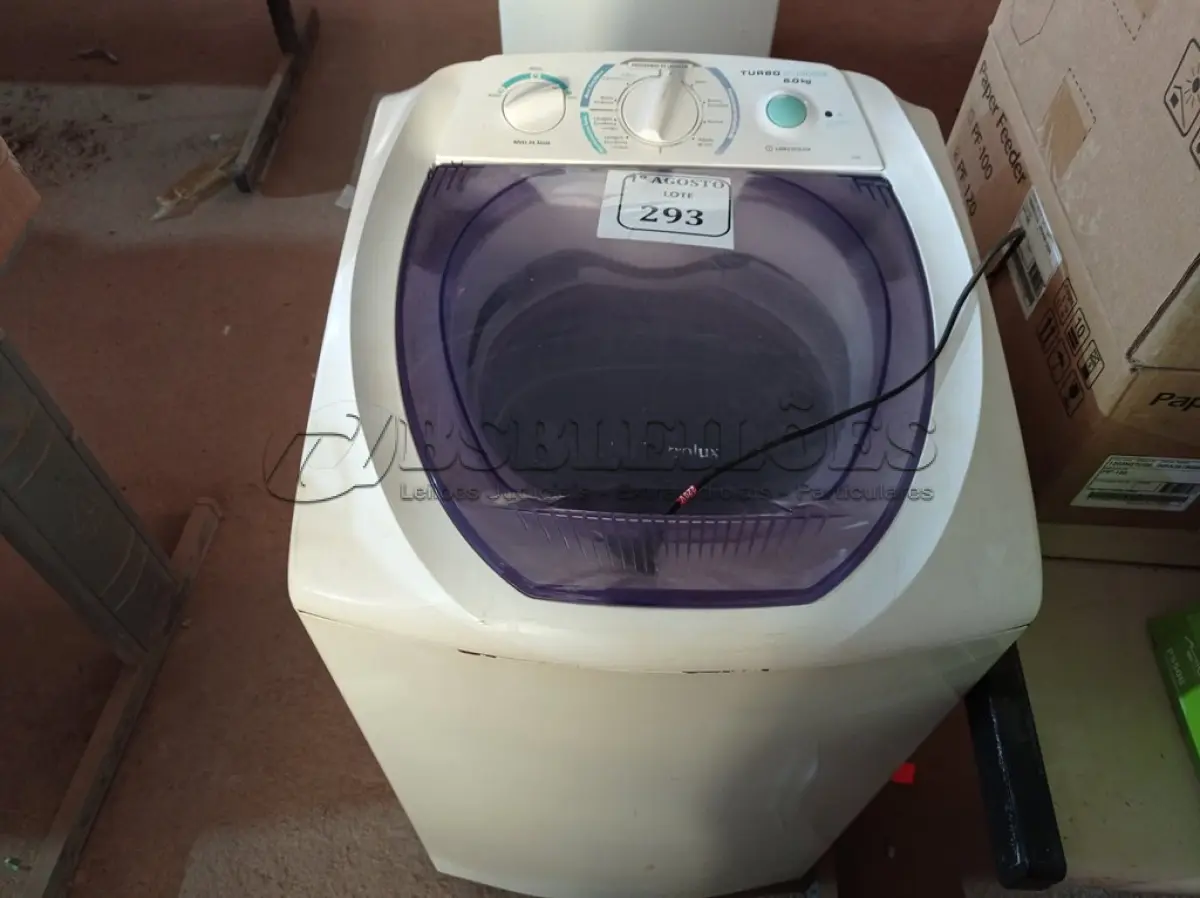 LOTE 293 - 01 MÁQUINA DE LAVAR ROUPAS 6KG MARCA ELETROLUX 220V. (NO ESTADO) ATENÇÃO! FAZER A VISITAÇÃO ANTES DE ARREMATAR, NÃO SABEMOS SE FUNCIONA. LEILÃO NÃO TEM GARANTIA E NEM DEVOLUÇÃO, SUJEITO A POSSÍVEIS AVARIAS VISÍVEIS/OCULTAS E/OU AUSÊNCIA DE COMPONENTES.