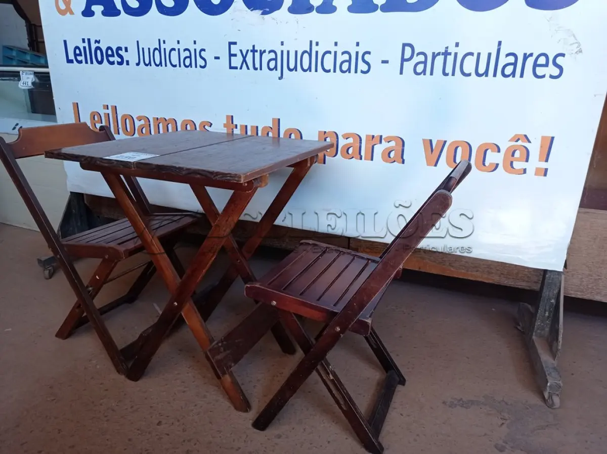 LOTE 250 - 01 MESA COM 02 CADEIRAS EM MADEIRA. (NO ESTADO) ATENÇÃO! FAZER A VISITAÇÃO ANTES DE ARREMATAR, NÃO SABEMOS SE FUNCIONA. LEILÃO NÃO TEM GARANTIA E NEM DEVOLUÇÃO, SUJEITO A POSSÍVEIS AVARIAS VISÍVEIS/OCULTAS E/OU AUSÊNCIA DE COMPONENTES.