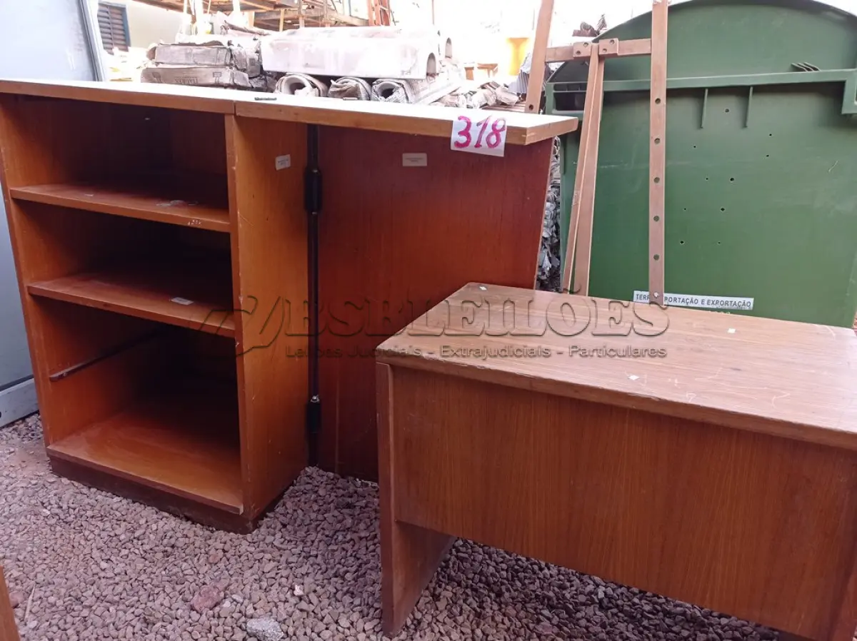 LOTE 318 - 01 BALCÃO E 01 MESINHA EM MADEIRA (NO ESTADO) ATENÇÃO! FAZER A VISITAÇÃO ANTES DE ARREMATAR, NÃO SABEMOS SE FUNCIONA. LEILÃO NÃO TEM GARANTIA E NEM DEVOLUÇÃO, SUJEITO A POSSÍVEIS AVARIAS VISÍVEIS/OCULTAS E/OU AUSÊNCIA DE COMPONENTES.