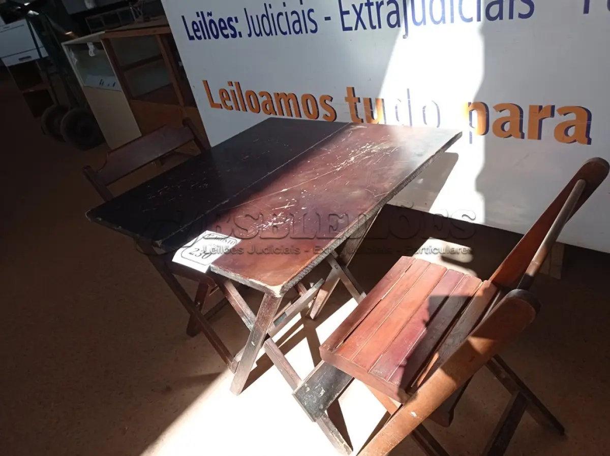 LOTE 230 - 01 MESA EM MADEIRA COM 02 CADEIRAS DOBRÁVEL COM AVARIAS. (NO ESTADO) ATENÇÃO! FAZER A VISITAÇÃO ANTES DE ARREMATAR, NÃO SABEMOS SE FUNCIONA. LEILÃO NÃO TEM GARANTIA E NEM DEVOLUÇÃO, SUJEITO A POSSÍVEIS AVARIAS VISÍVEIS/OCULTAS E/OU AUSÊNCIA DE COMPONENTES.