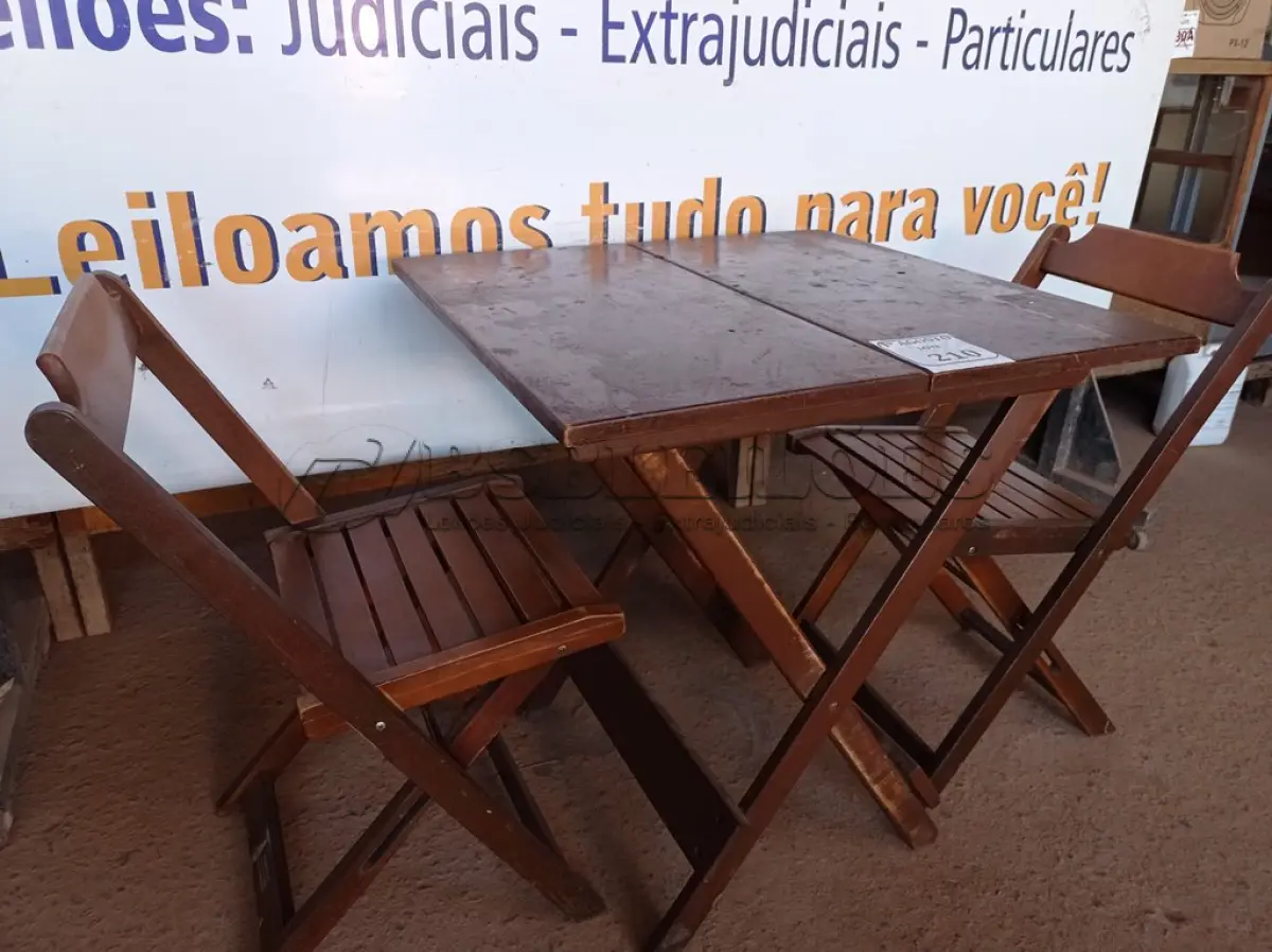 LOTE 210 - 01 MESA EM MADEIRA COM 02 CADEIRAS DOBRÁVEL COM AVARIAS. (NO ESTADO) ATENÇÃO! FAZER A VISITAÇÃO ANTES DE ARREMATAR, NÃO SABEMOS SE FUNCIONA. LEILÃO NÃO TEM GARANTIA E NEM DEVOLUÇÃO, SUJEITO A POSSÍVEIS AVARIAS VISÍVEIS/OCULTAS E/OU AUSÊNCIA DE COMPONENTES.