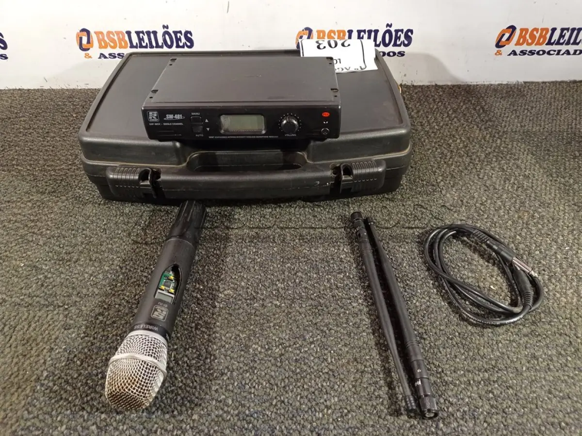 LOTE 203 - 01 MALETA COM 01 TRANSMISSOR E 01 MICROFONE SEM FIO. (NO ESTADO) ATENÇÃO! FAZER A VISITAÇÃO ANTES DE ARREMATAR, NÃO SABEMOS SE FUNCIONA. LEILÃO NÃO TEM GARANTIA E NEM DEVOLUÇÃO, SUJEITO A POSSÍVEIS AVARIAS VISÍVEIS/OCULTAS E/OU AUSÊNCIA DE COMPONENTES.