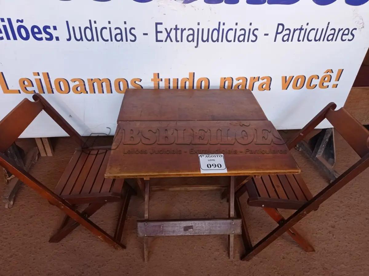 LOTE 090 - 01 MESA EM MADEIRA COM 02 CADEIRAS DOBRÁVEL COM AVARIAS. (NO ESTADO) ATENÇÃO! FAZER A VISITAÇÃO ANTES DE ARREMATAR, NÃO SABEMOS SE FUNCIONA. LEILÃO NÃO TEM GARANTIA E NEM DEVOLUÇÃO, SUJEITO A POSSÍVEIS AVARIAS VISÍVEIS/OCULTAS E/OU AUSÊNCIA DE COMPONENTES.