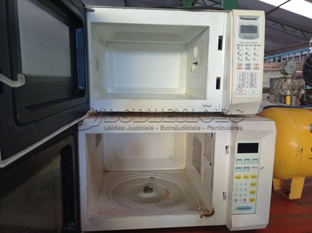 LOTE 121 - 02 MICRO-ONDAS SEM PRATOS (NO ESTADO) ATENÇÃO! FAZER A VISITAÇÃO ANTES DE ARREMATAR, NÃO SABEMOS SE FUNCIONA. LEILÃO NÃO TEM GARANTIA E NEM DEVOLUÇÃO, SUJEITO A POSSÍVEIS AVARIAS VISÍVEIS/OCULTAS E/OU AUSÊNCIA DE COMPONENTES.