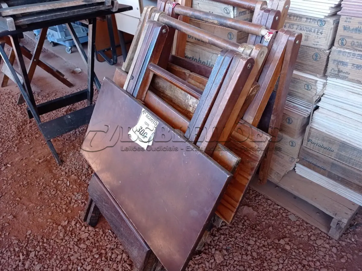 LOTE 300 - 05 MESAS DOBRÁVEIS EM MADEIRA COM AVARIAS. (NO ESTADO) ATENÇÃO! FAZER A VISITAÇÃO ANTES DE ARREMATAR, NÃO SABEMOS SE FUNCIONA. LEILÃO NÃO TEM GARANTIA E NEM DEVOLUÇÃO, SUJEITO A POSSÍVEIS AVARIAS VISÍVEIS/OCULTAS E/OU AUSÊNCIA DE COMPONENTES.
