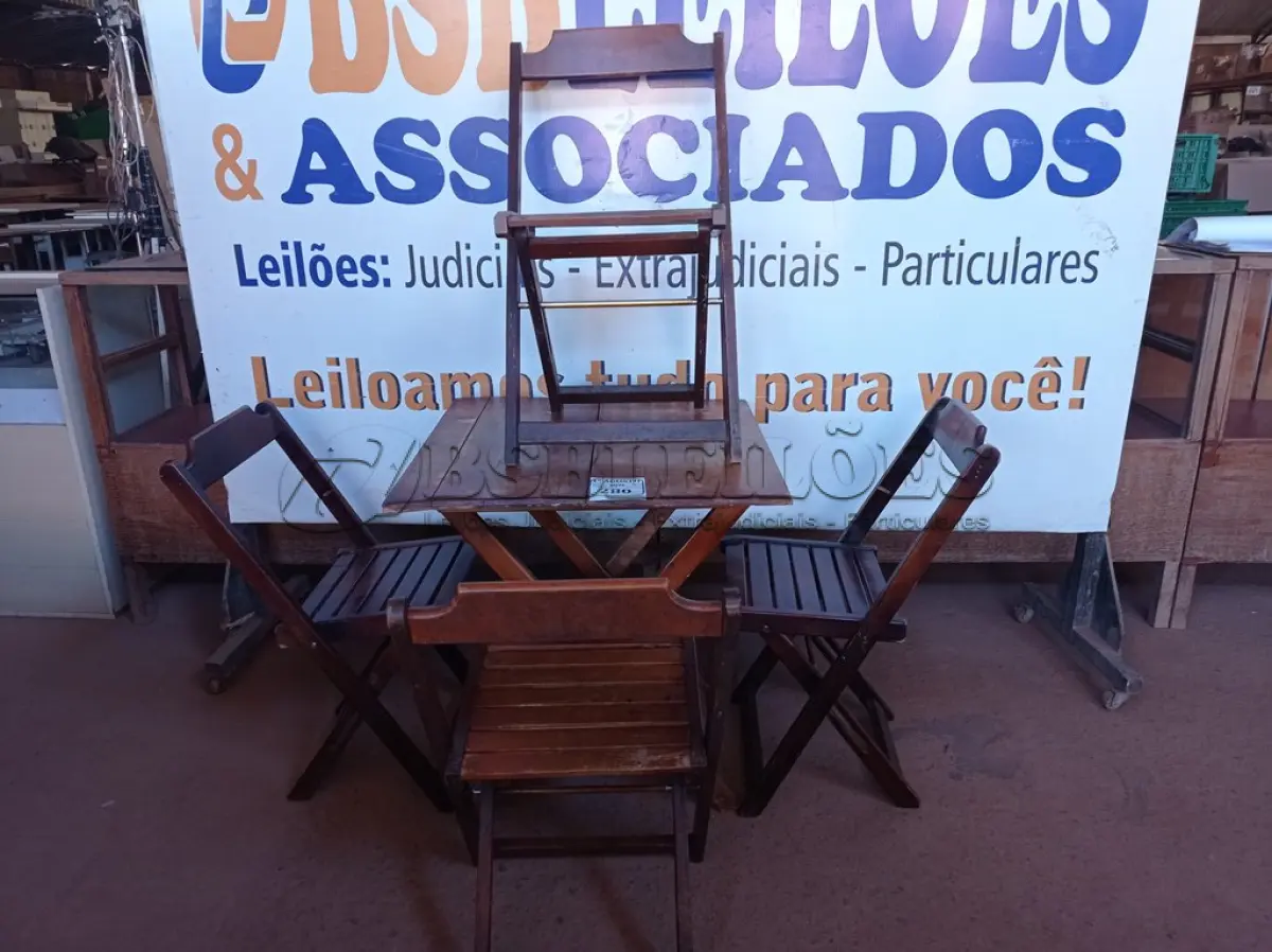 LOTE 280 - 01 MESA COM 04 CADEIRAS COM AVARIAS EM MADEIRA DOBRÁVEL. (NO ESTADO) ATENÇÃO! FAZER A VISITAÇÃO ANTES DE ARREMATAR, NÃO SABEMOS SE FUNCIONA. LEILÃO NÃO TEM GARANTIA E NEM DEVOLUÇÃO, SUJEITO A POSSÍVEIS AVARIAS VISÍVEIS/OCULTAS E/OU AUSÊNCIA DE COMPONENTES.