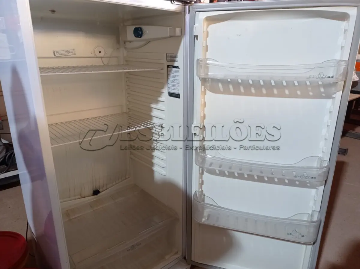 LOTE 266 - 01 GELADEIRA 337L MARCA DAKO 220V. (NO ESTADO) ATENÇÃO! FAZER A VISITAÇÃO ANTES DE ARREMATAR, NÃO SABEMOS SE FUNCIONA. LEILÃO NÃO TEM GARANTIA E NEM DEVOLUÇÃO, SUJEITO A POSSÍVEIS AVARIAS VISÍVEIS/OCULTAS E/OU AUSÊNCIA DE COMPONENTES.