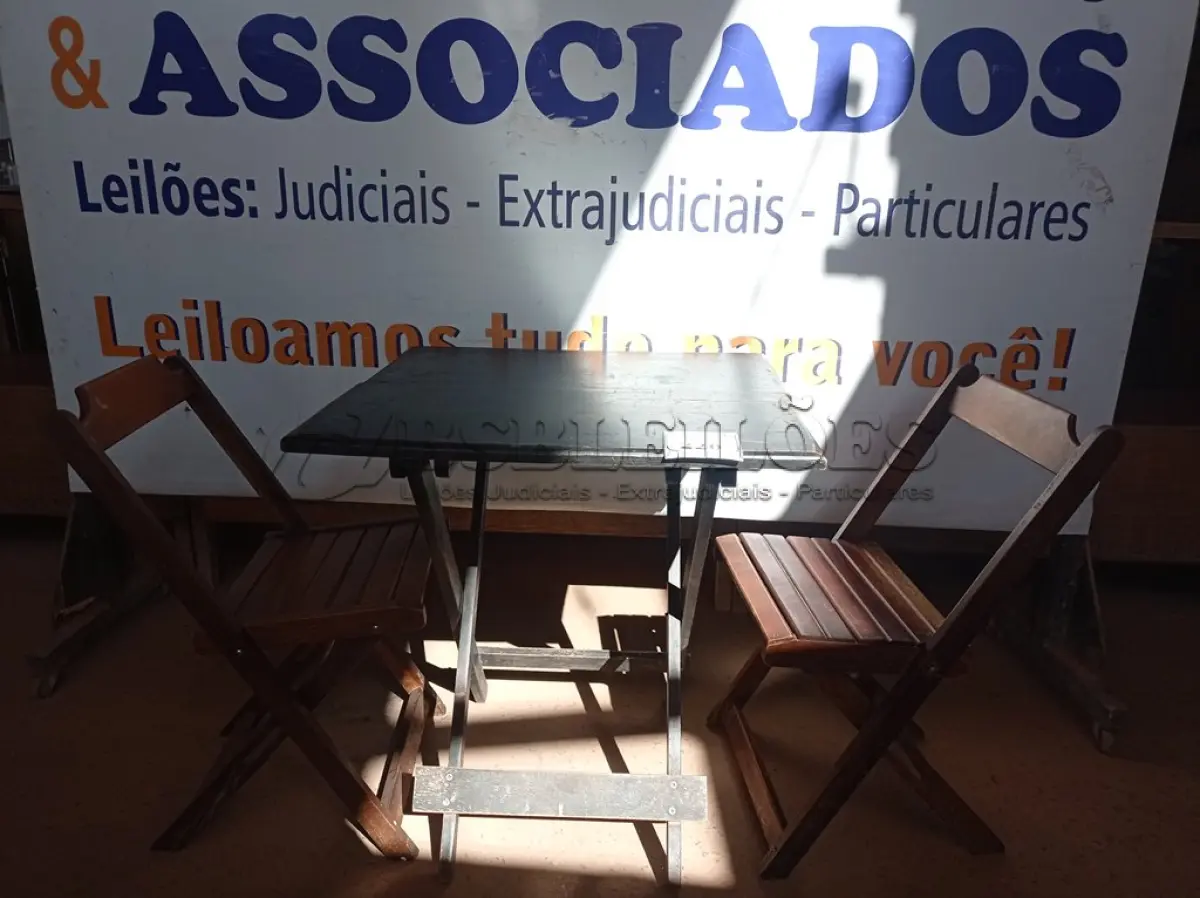 LOTE 220 - 01 MESA EM MADEIRA COM 02 CADEIRAS DOBRÁVEL COM AVARIAS. (NO ESTADO) ATENÇÃO! FAZER A VISITAÇÃO ANTES DE ARREMATAR, NÃO SABEMOS SE FUNCIONA. LEILÃO NÃO TEM GARANTIA E NEM DEVOLUÇÃO, SUJEITO A POSSÍVEIS AVARIAS VISÍVEIS/OCULTAS E/OU AUSÊNCIA DE COMPONENTES.
