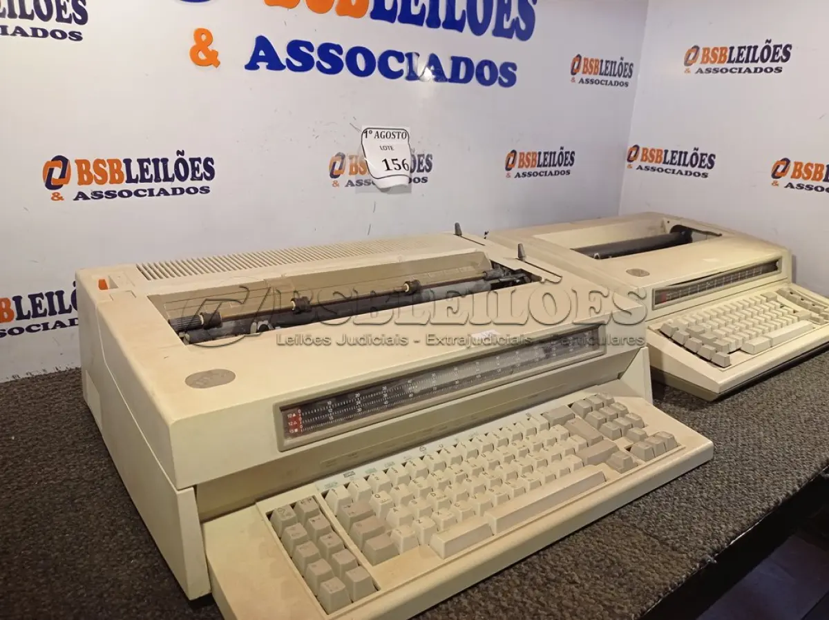LOTE 156 - 02 MÁQUINAS DE DATILOGRAFAR MARCA IBM (NO ESTADO) ATENÇÃO! FAZER A VISITAÇÃO ANTES DE ARREMATAR, NÃO SABEMOS SE FUNCIONA. LEILÃO NÃO TEM GARANTIA E NEM DEVOLUÇÃO, SUJEITO A POSSÍVEIS AVARIAS VISÍVEIS/OCULTAS E/OU AUSÊNCIA DE COMPONENTES.