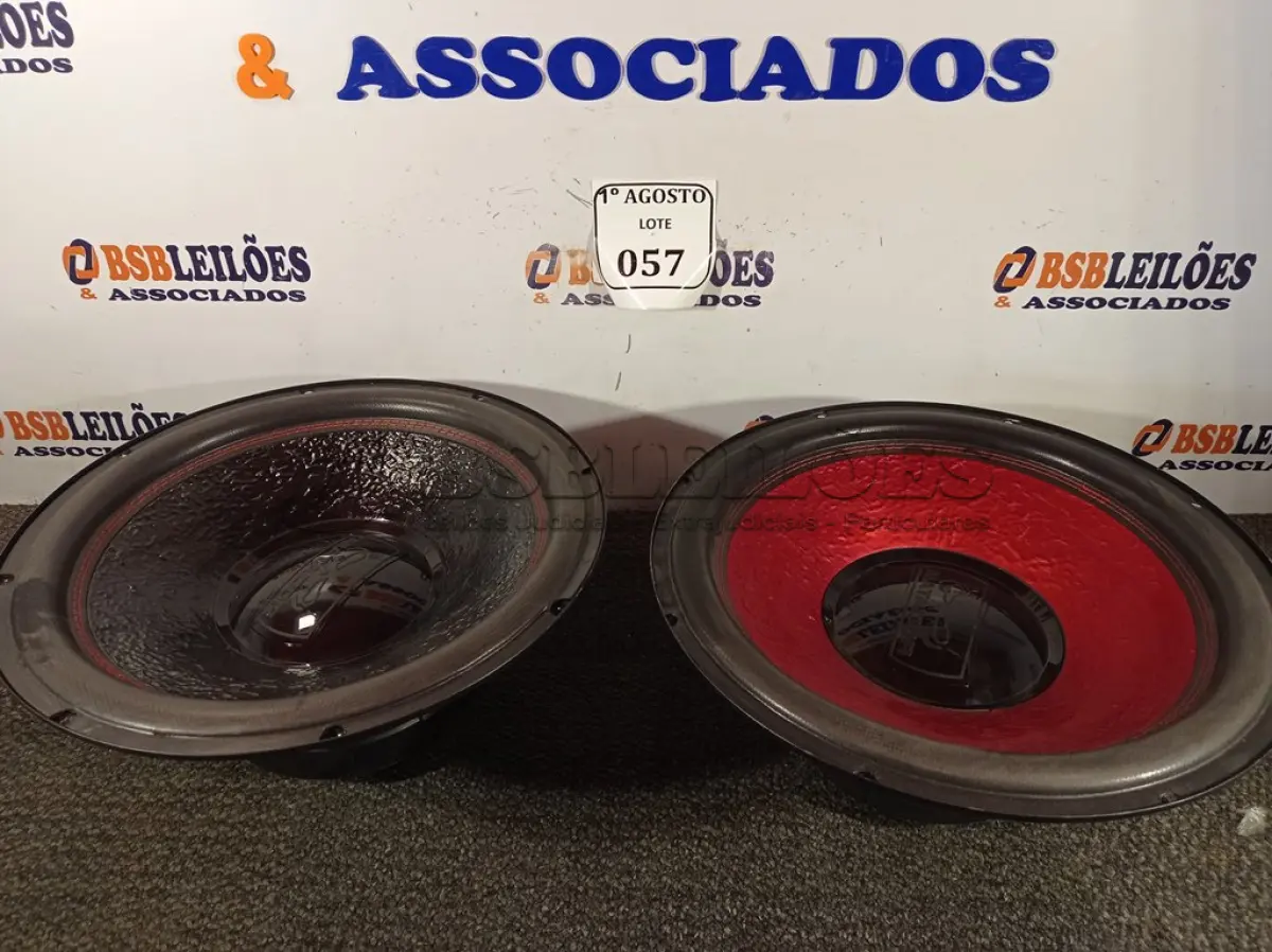 LOTE 057 - 02 ALTO FALANTES MATADOR. (NO ESTADO) ATENÇÃO! FAZER A VISITAÇÃO ANTES DE ARREMATAR, NÃO SABEMOS SE FUNCIONA. LEILÃO NÃO TEM GARANTIA E NEM DEVOLUÇÃO, SUJEITO A POSSÍVEIS AVARIAS VISÍVEIS/OCULTAS E/OU AUSÊNCIA DE COMPONENTES.