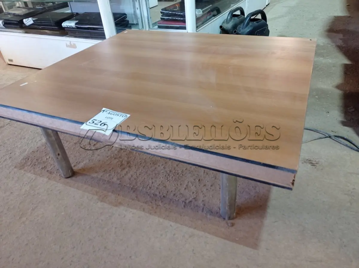 LOTE 526 -  01 MESA DE CENTRO COM TAMPO EM MADEIRA E BASE CROMADA. (NO ESTADO) ATENÇÃO! FAZER A VISITAÇÃO ANTES DE ARREMATAR, NÃO SABEMOS SE FUNCIONA. LEILÃO NÃO TEM GARANTIA E NEM DEVOLUÇÃO, SUJEITO A POSSÍVEIS AVARIAS VISÍVEIS/OCULTAS E/OU AUSÊNCIA DE COMPONENTES.
