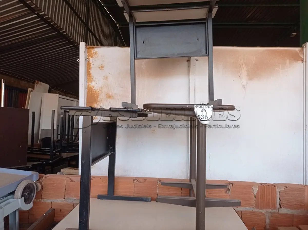LOTE 536 - 03 MESAS EM MADEIRA PARA IMPRESSORA, 01 MESINHA DE CENTRO E 01 MESA EM MADEIRA COM 02 GAVETAS. (NO ESTADO) ATENÇÃO! FAZER A VISITAÇÃO ANTES DE ARREMATAR, NÃO SABEMOS SE FUNCIONA. LEILÃO NÃO TEM GARANTIA E NEM DEVOLUÇÃO, SUJEITO A POSSÍVEIS AVARIAS VISÍVEIS/OCULTAS E/OU AUSÊNCIA DE COMPONENTES.