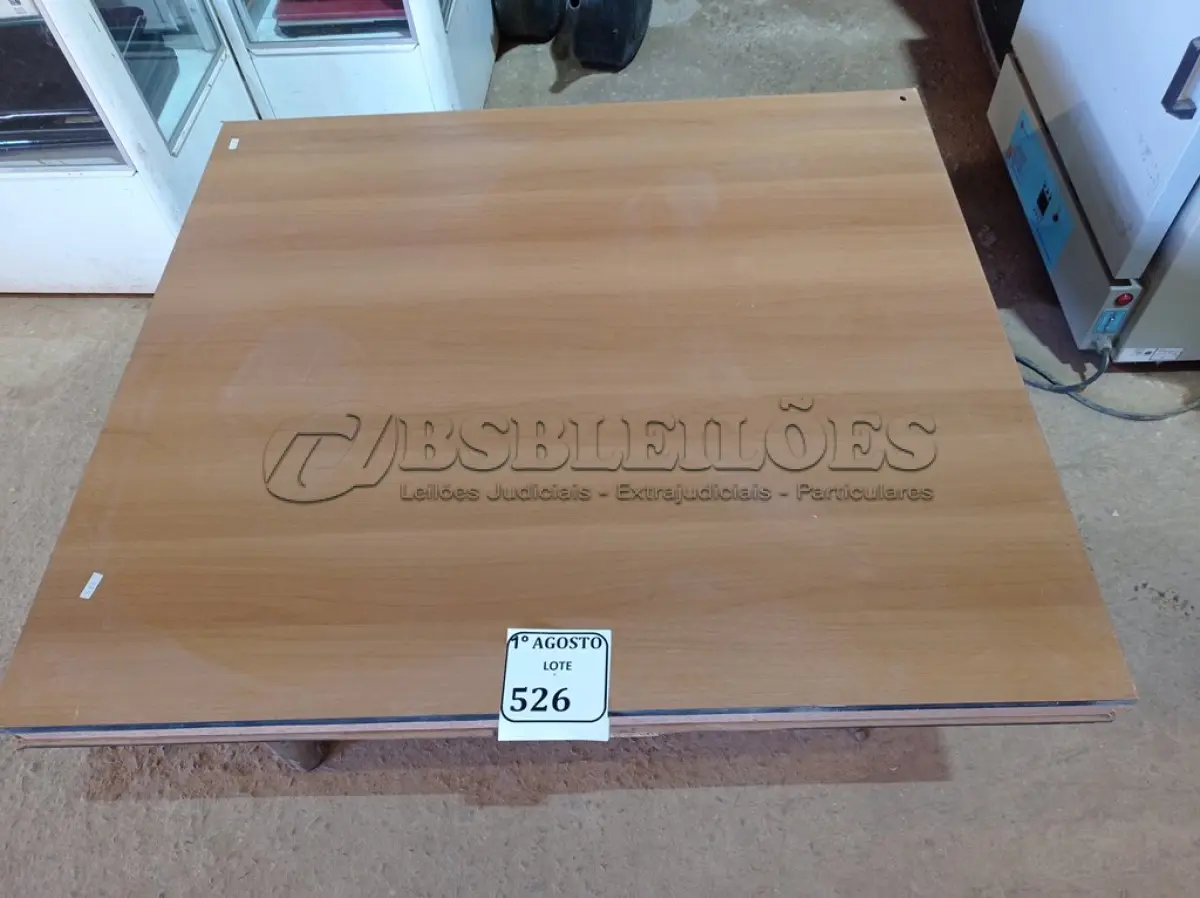LOTE 526 -  01 MESA DE CENTRO COM TAMPO EM MADEIRA E BASE CROMADA. (NO ESTADO) ATENÇÃO! FAZER A VISITAÇÃO ANTES DE ARREMATAR, NÃO SABEMOS SE FUNCIONA. LEILÃO NÃO TEM GARANTIA E NEM DEVOLUÇÃO, SUJEITO A POSSÍVEIS AVARIAS VISÍVEIS/OCULTAS E/OU AUSÊNCIA DE COMPONENTES.
