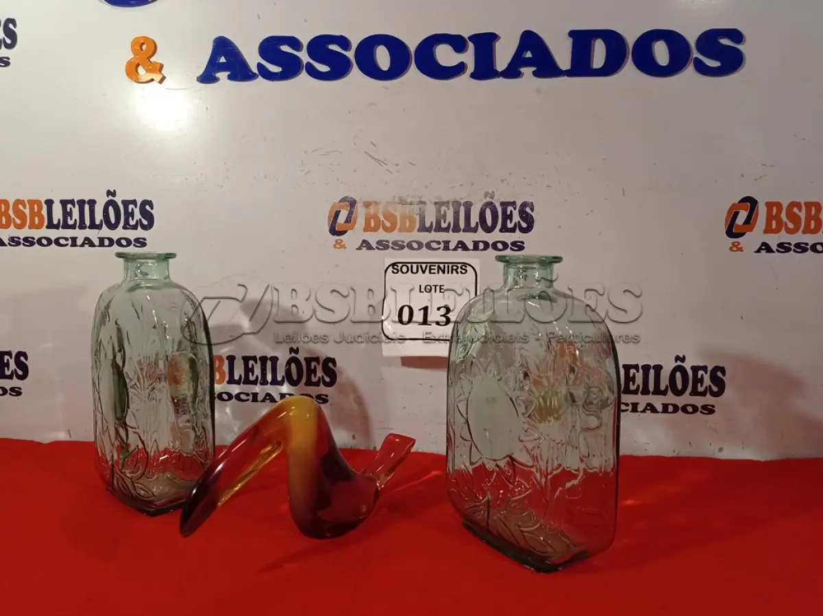 LOTE 013 - 01 ESCULTURA ACRÍLICO REPRESENTANDO TUCANO PALATINIK E 02 GARRAFAS EM VIDRO. (NO ESTADO EM QUE SE ENCONTRA) ATENÇÃO! FAZER A VISITAÇÃO ANTES DE ARREMATAR, NÃO SABEMOS SE FUNCIONA. LEILÃO NÃO TEM GARANTIA E NEM DEVOLUÇÃO, SUJEITO A POSSÍVEIS AVARIAS VISÍVEIS/OCULTAS E/OU AUSÊNCIA DE COMPONENTES.  