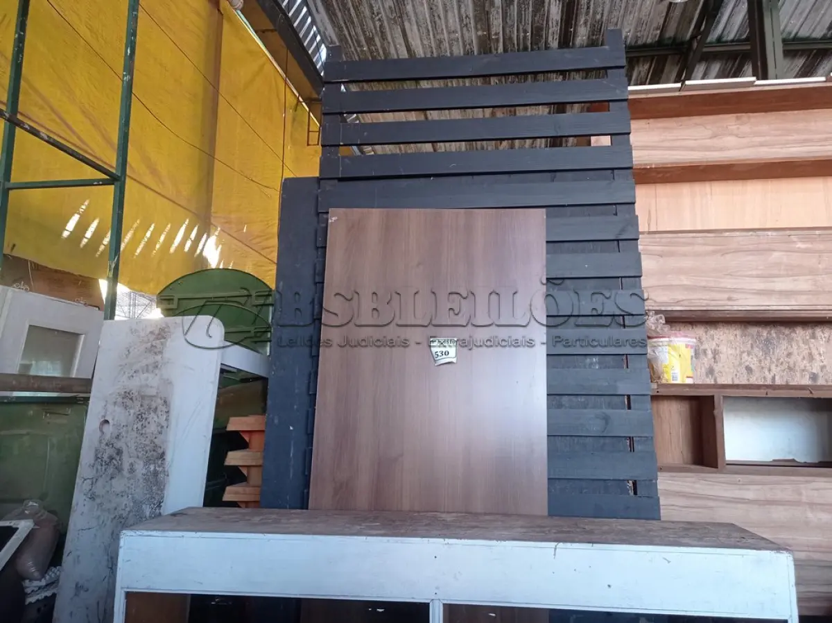 LOTE 530 -  01 LOTE COM PAINÉIS EM MADEIRA E BALCÃO EM MADEIRA. (NO ESTADO) ATENÇÃO! FAZER A VISITAÇÃO ANTES DE ARREMATAR, NÃO SABEMOS SE FUNCIONA. LEILÃO NÃO TEM GARANTIA E NEM DEVOLUÇÃO, SUJEITO A POSSÍVEIS AVARIAS VISÍVEIS/OCULTAS E/OU AUSÊNCIA DE COMPONENTES.