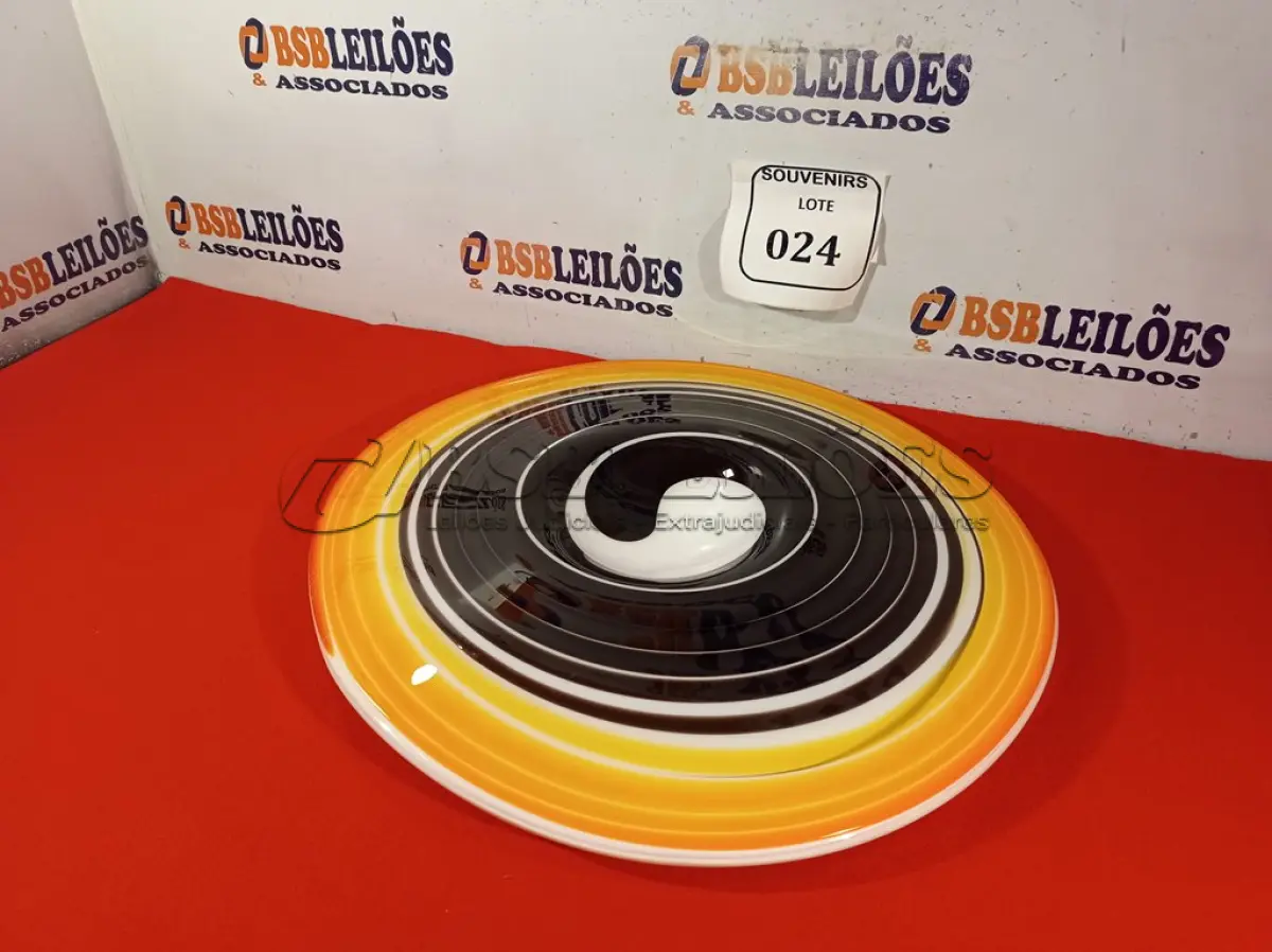 LOTE 024 - 01 BELÍSSIMO PRATO MURANO PRETO/LARANJA YIN-YANG. (NO ESTADO EM QUE SE ENCONTRA) ATENÇÃO! FAZER A VISITAÇÃO ANTES DE ARREMATAR, NÃO SABEMOS SE FUNCIONA. LEILÃO NÃO TEM GARANTIA E NEM DEVOLUÇÃO, SUJEITO A POSSÍVEIS AVARIAS VISÍVEIS/OCULTAS E/OU AUSÊNCIA DE COMPONENTES. 