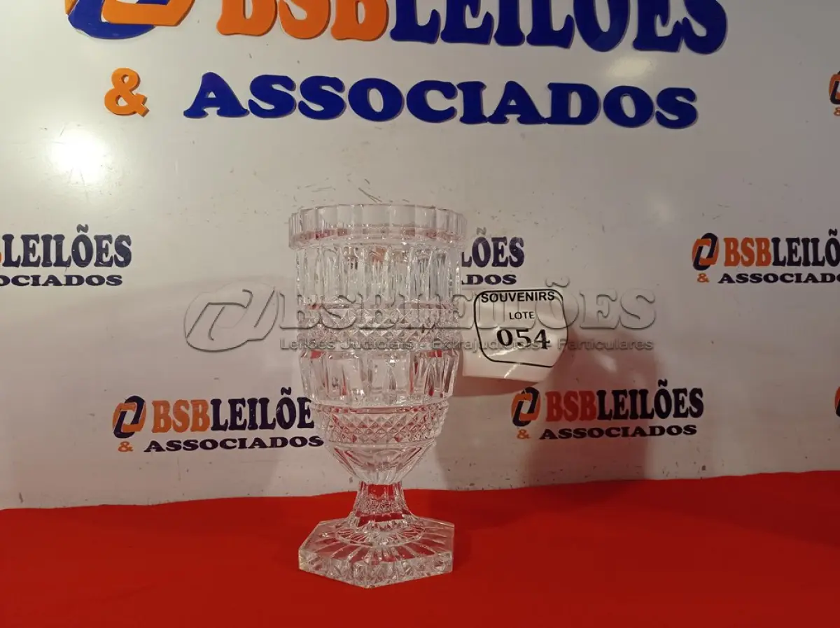 LOTE 054 - 01 VAZO CRISTAL C/ PÉ (NO ESTADO EM QUE SE ENCONTRA) ATENÇÃO! FAZER A VISITAÇÃO ANTES DE ARREMATAR, NÃO SABEMOS SE FUNCIONA. LEILÃO NÃO TEM GARANTIA E NEM DEVOLUÇÃO, SUJEITO A POSSÍVEIS AVARIAS VISÍVEIS/OCULTAS E/OU AUSÊNCIA DE COMPONENTES.  