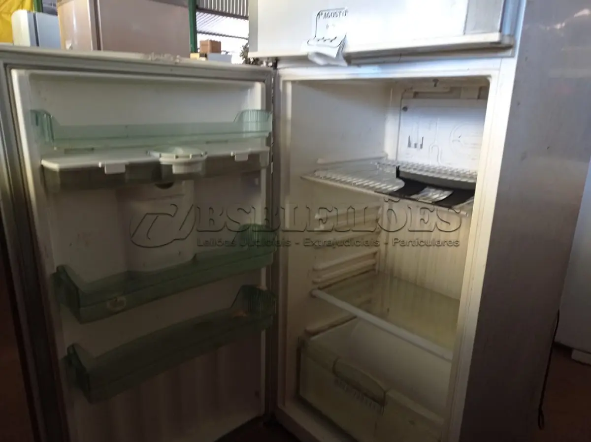 LOTE 444 - 01 GELADEIRA DUPLEX BRASTEMP 220VOLTS. (NO ESTADO) ATENÇÃO! FAZER A VISITAÇÃO ANTES DE ARREMATAR, NÃO SABEMOS SE FUNCIONA. LEILÃO NÃO TEM GARANTIA E NEM DEVOLUÇÃO, SUJEITO A POSSÍVEIS AVARIAS VISÍVEIS/OCULTAS E/OU AUSÊNCIA DE COMPONENTES.
