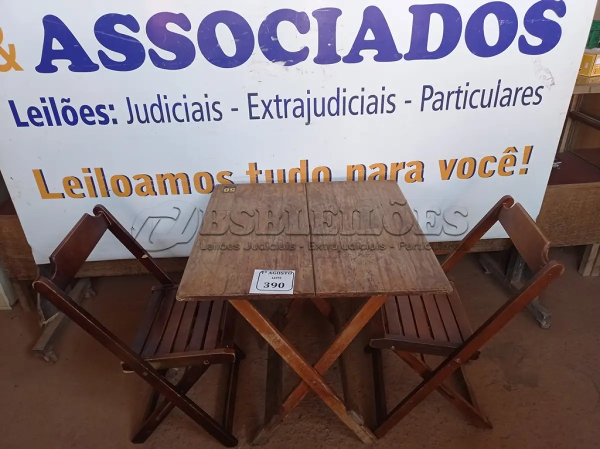 LOTE 390 - 01 MESA COM 04 CADEIRAS COM AVARIAS EM MADEIRA DOBRÁVEL. (NO ESTADO) ATENÇÃO! FAZER A VISITAÇÃO ANTES DE ARREMATAR, NÃO SABEMOS SE FUNCIONA. LEILÃO NÃO TEM GARANTIA E NEM DEVOLUÇÃO, SUJEITO A POSSÍVEIS AVARIAS VISÍVEIS/OCULTAS E/OU AUSÊNCIA DE COMPONENTES.