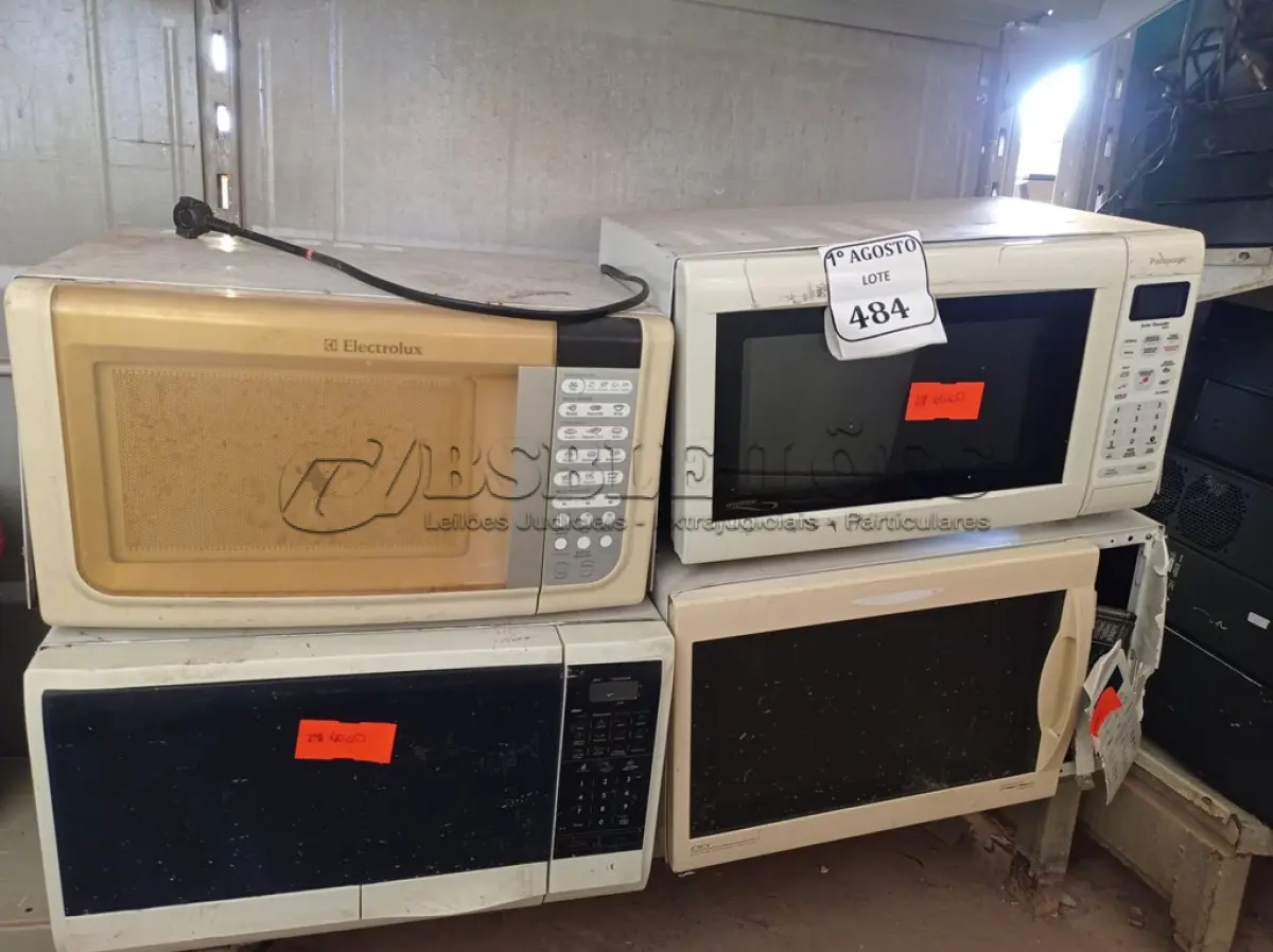 LOTE 484 - 04 MICRO ONDAS SENDO 01 MICRO ONDAS COM PRATO.  (NO ESTADO) ATENÇÃO! FAZER A VISITAÇÃO ANTES DE ARREMATAR, NÃO SABEMOS SE FUNCIONA. LEILÃO NÃO TEM GARANTIA E NEM DEVOLUÇÃO, SUJEITO A POSSÍVEIS AVARIAS VISÍVEIS/OCULTAS E/OU AUSÊNCIA DE COMPONENTES.