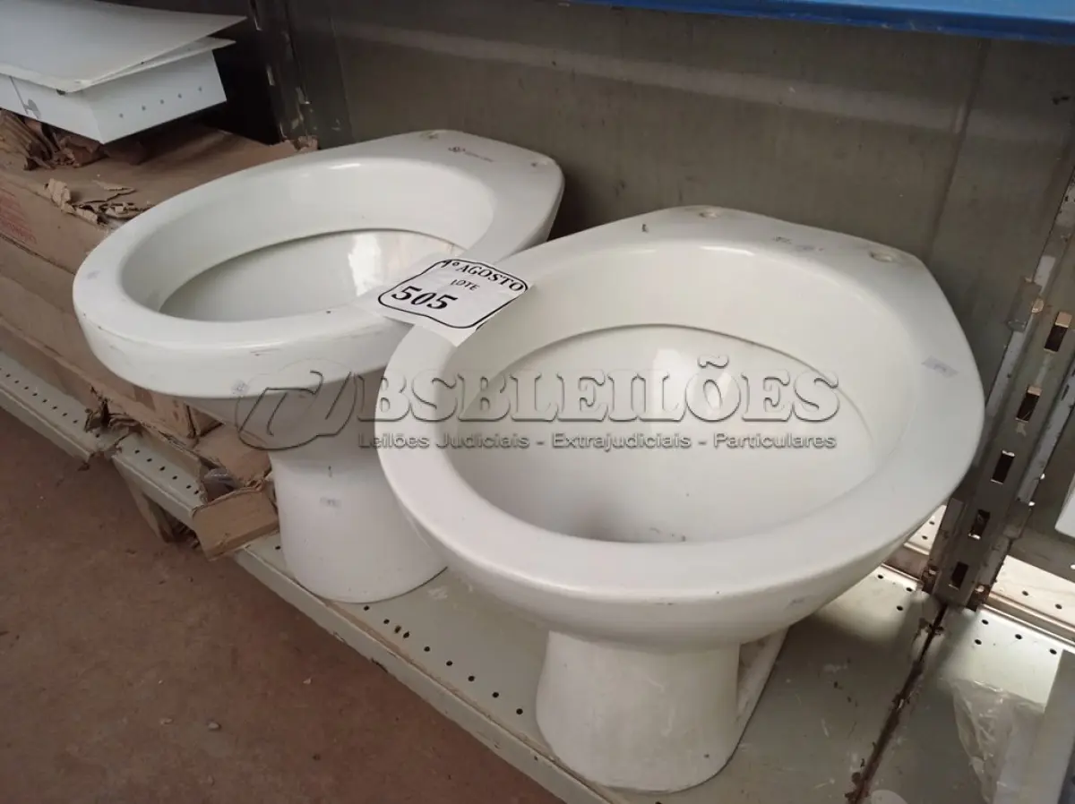 LOTE 505 - 02 VASOS SANITÁRIOS (NO ESTADO) ATENÇÃO! FAZER A VISITAÇÃO ANTES DE ARREMATAR, NÃO SABEMOS SE FUNCIONA. LEILÃO NÃO TEM GARANTIA E NEM DEVOLUÇÃO, SUJEITO A POSSÍVEIS AVARIAS VISÍVEIS/OCULTAS E/OU AUSÊNCIA DE COMPONENTES.