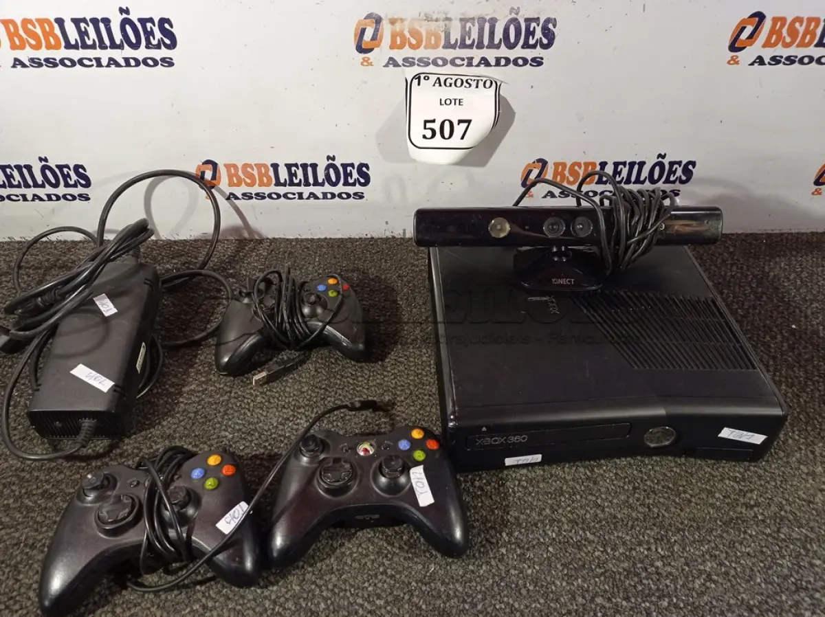 LOTE 507 -  01 VÍDEO GAME XBOX 360 COM 03 CONTROLES E 01 KINECT COM FONTE. (NO ESTADO) ATENÇÃO! FAZER A VISITAÇÃO ANTES DE ARREMATAR, NÃO SABEMOS SE FUNCIONA. LEILÃO NÃO TEM GARANTIA E NEM DEVOLUÇÃO, SUJEITO A POSSÍVEIS AVARIAS VISÍVEIS/OCULTAS E/OU AUSÊNCIA DE COMPONENTES.