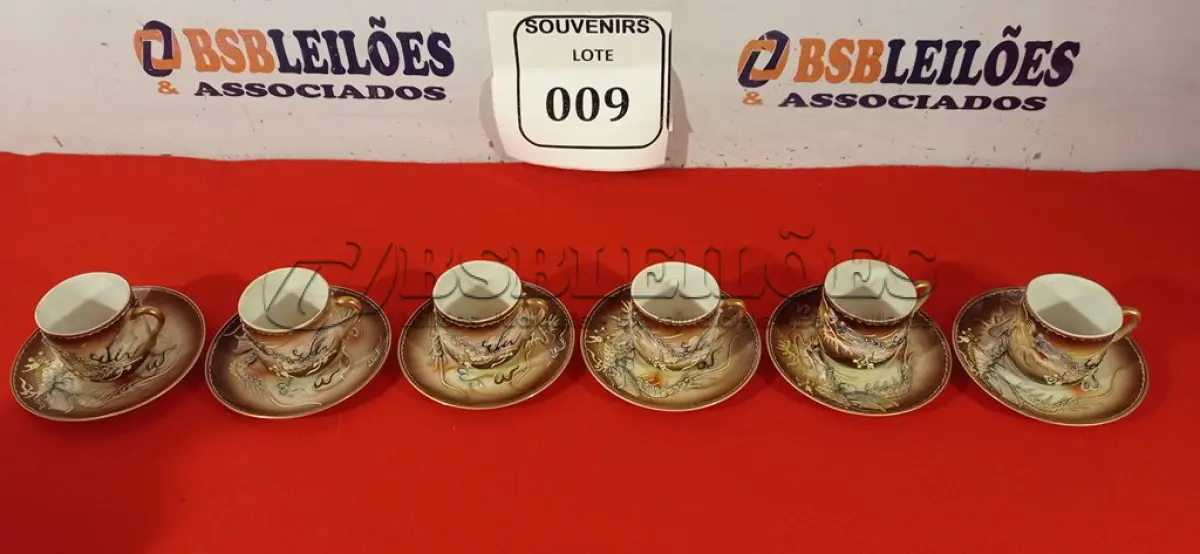 LOTE 009 - 01 BELÍSSIMO JOGO DE CAFÉ JAPONÊS SATSUMA. (NO ESTADO EM QUE SE ENCONTRA) ATENÇÃO! FAZER A VISITAÇÃO ANTES DE ARREMATAR, NÃO SABEMOS SE FUNCIONA. LEILÃO NÃO TEM GARANTIA E NEM DEVOLUÇÃO, SUJEITO A POSSÍVEIS AVARIAS VISÍVEIS/OCULTAS E/OU AUSÊNCIA DE COMPONENTES.
