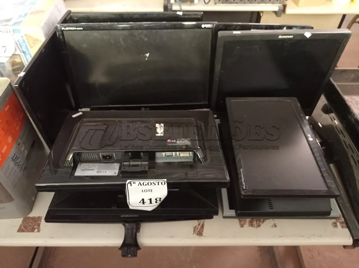 LOTE 418 - 12 MONITORES COM AVARIAS. (NO ESTADO) ATENÇÃO! FAZER A VISITAÇÃO ANTES DE ARREMATAR, NÃO SABEMOS SE FUNCIONA. LEILÃO NÃO TEM GARANTIA E NEM DEVOLUÇÃO, SUJEITO A POSSÍVEIS AVARIAS VISÍVEIS/OCULTAS E/OU AUSÊNCIA DE COMPONENTES.