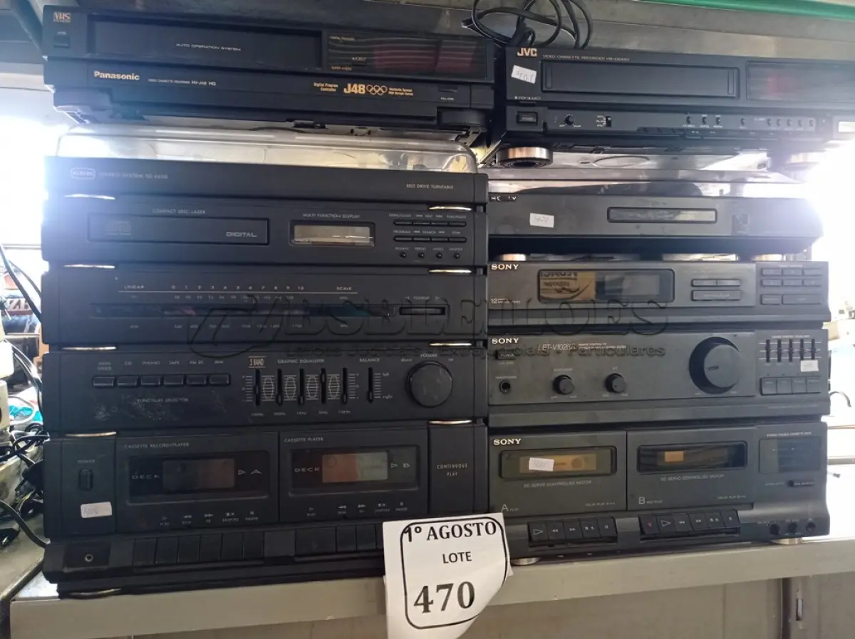 LOTE 470 - 02 APARELHOS DE SOM COM TOCA VINIL SEM CAIXA E 02 VHS DIVERSOS.  (NO ESTADO) ATENÇÃO! FAZER A VISITAÇÃO ANTES DE ARREMATAR, NÃO SABEMOS SE FUNCIONA. LEILÃO NÃO TEM GARANTIA E NEM DEVOLUÇÃO, SUJEITO A POSSÍVEIS AVARIAS VISÍVEIS/OCULTAS E/OU AUSÊNCIA DE COMPONENTES.
