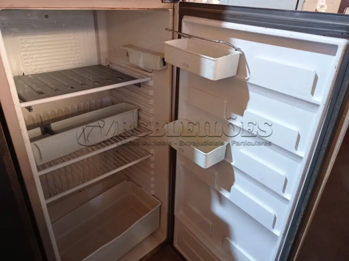 LOTE 383 - 01 GELADEIRA BRASTEMP 220V. (NO ESTADO) ATENÇÃO! FAZER A VISITAÇÃO ANTES DE ARREMATAR, NÃO SABEMOS SE FUNCIONA. LEILÃO NÃO TEM GARANTIA E NEM DEVOLUÇÃO, SUJEITO A POSSÍVEIS AVARIAS VISÍVEIS/OCULTAS E/OU AUSÊNCIA DE COMPONENTES.