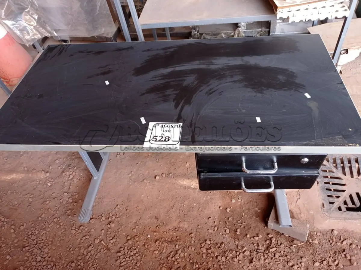 LOTE 528 -  01 MESA COM 02 GAVETAS. (NO ESTADO) ATENÇÃO! FAZER A VISITAÇÃO ANTES DE ARREMATAR, NÃO SABEMOS SE FUNCIONA. LEILÃO NÃO TEM GARANTIA E NEM DEVOLUÇÃO, SUJEITO A POSSÍVEIS AVARIAS VISÍVEIS/OCULTAS E/OU AUSÊNCIA DE COMPONENTES.