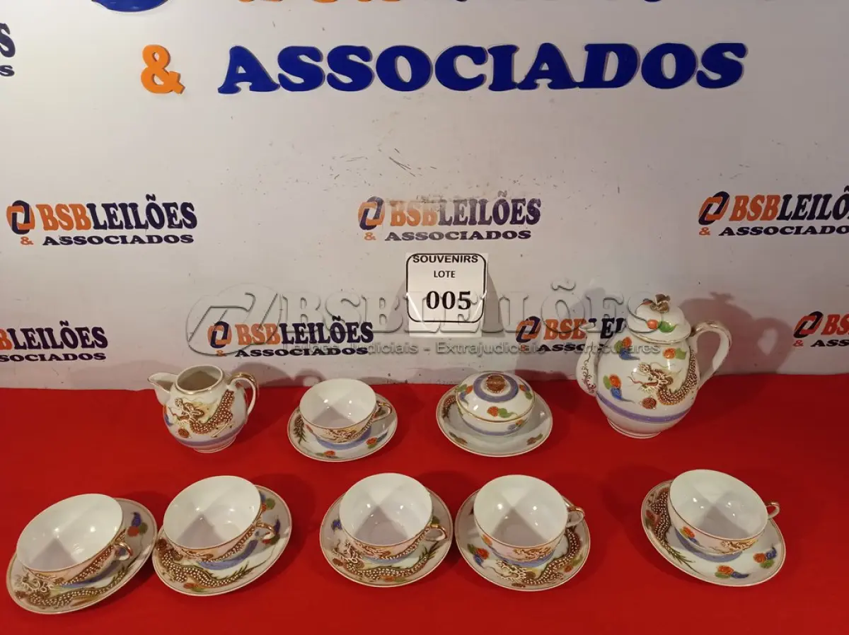 LOTE 005 - 01 BELÍSSIMO CONJUNTO DE CHÁ JAPONÊS CASCA OVO PORCELANA COM 01 BULE, 01 LEITEIRA, 01 MANTEIGUEIRA, 06 XICARAS DE CHÁ E 06 PIRES. (NO ESTADO EM QUE SE ENCONTRA) ATENÇÃO! FAZER A VISITAÇÃO ANTES DE ARREMATAR, NÃO SABEMOS SE FUNCIONA. LEILÃO NÃO TEM GARANTIA E NEM DEVOLUÇÃO, SUJEITO A POSSÍVEIS AVARIAS VISÍVEIS/OCULTAS E/OU AUSÊNCIA DE COMPONENTES.  