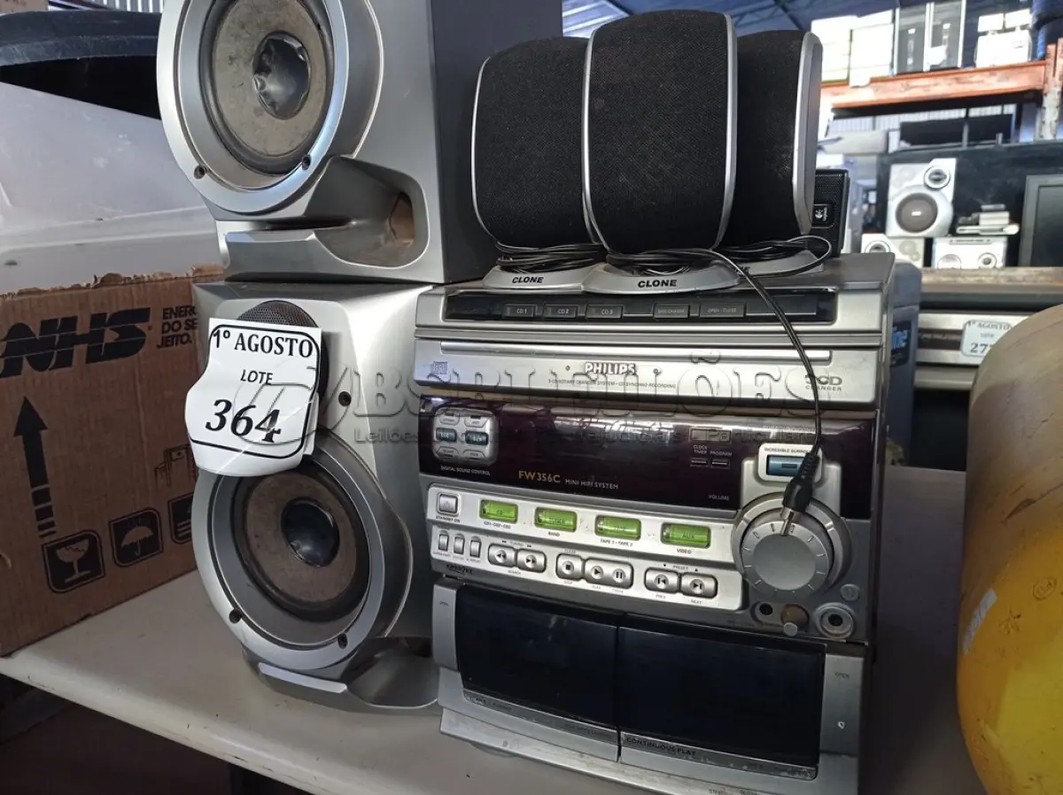 LOTE 364 - 01 SOM PHILIPS COM 08 CAIXAS DE SOM DIVERSAS. (NO ESTADO) ATENÇÃO! FAZER A VISITAÇÃO ANTES DE ARREMATAR, NÃO SABEMOS SE FUNCIONA. LEILÃO NÃO TEM GARANTIA E NEM DEVOLUÇÃO, SUJEITO A POSSÍVEIS AVARIAS VISÍVEIS/OCULTAS E/OU AUSÊNCIA DE COMPONENTES.