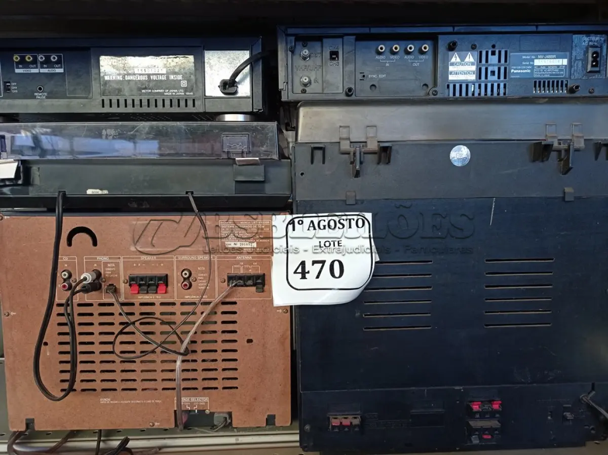 LOTE 470 - 02 APARELHOS DE SOM COM TOCA VINIL SEM CAIXA E 02 VHS DIVERSOS.  (NO ESTADO) ATENÇÃO! FAZER A VISITAÇÃO ANTES DE ARREMATAR, NÃO SABEMOS SE FUNCIONA. LEILÃO NÃO TEM GARANTIA E NEM DEVOLUÇÃO, SUJEITO A POSSÍVEIS AVARIAS VISÍVEIS/OCULTAS E/OU AUSÊNCIA DE COMPONENTES.