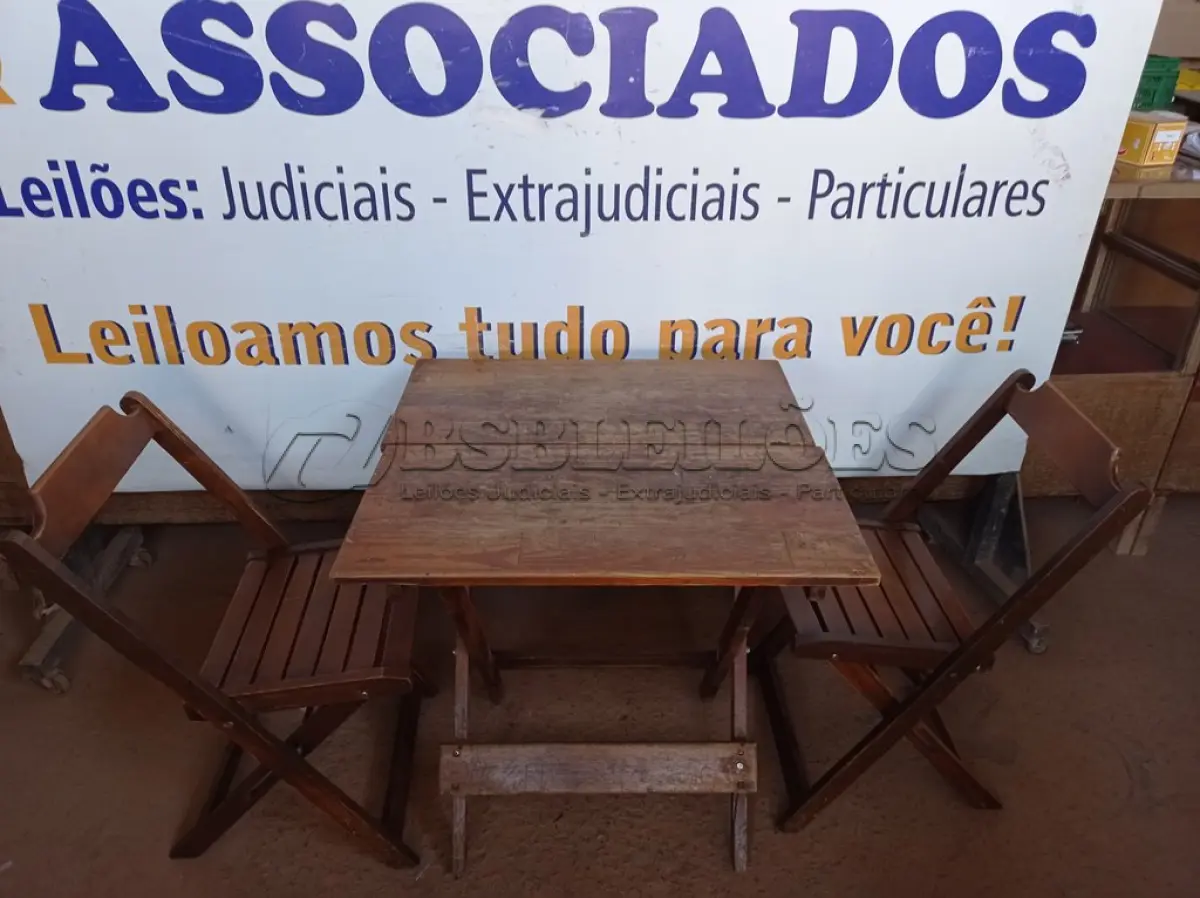 LOTE 400 - 01 MESA COM 04 CADEIRAS COM AVARIAS EM MADEIRA DOBRÁVEL. (NO ESTADO) ATENÇÃO! FAZER A VISITAÇÃO ANTES DE ARREMATAR, NÃO SABEMOS SE FUNCIONA. LEILÃO NÃO TEM GARANTIA E NEM DEVOLUÇÃO, SUJEITO A POSSÍVEIS AVARIAS VISÍVEIS/OCULTAS E/OU AUSÊNCIA DE COMPONENTES.