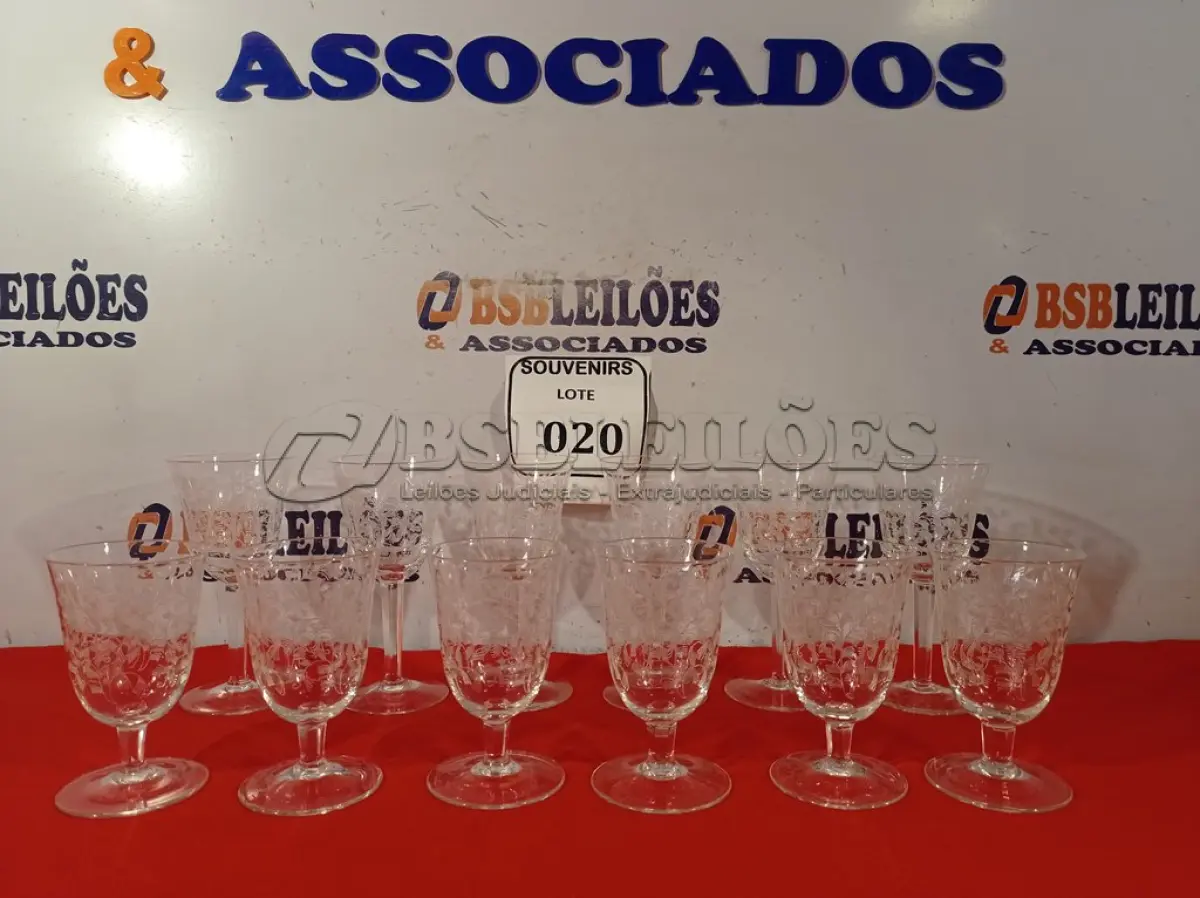 LOTE 020 - 06 TAÇAS EM CRISTAL PARA LICOR E 06 TAÇAS EM CRISTAL PARA VINHO.  (NO ESTADO EM QUE SE ENCONTRA) ATENÇÃO! FAZER A VISITAÇÃO ANTES DE ARREMATAR, NÃO SABEMOS SE FUNCIONA. LEILÃO NÃO TEM GARANTIA E NEM DEVOLUÇÃO, SUJEITO A POSSÍVEIS AVARIAS VISÍVEIS/OCULTAS E/OU AUSÊNCIA DE COMPONENTES.  