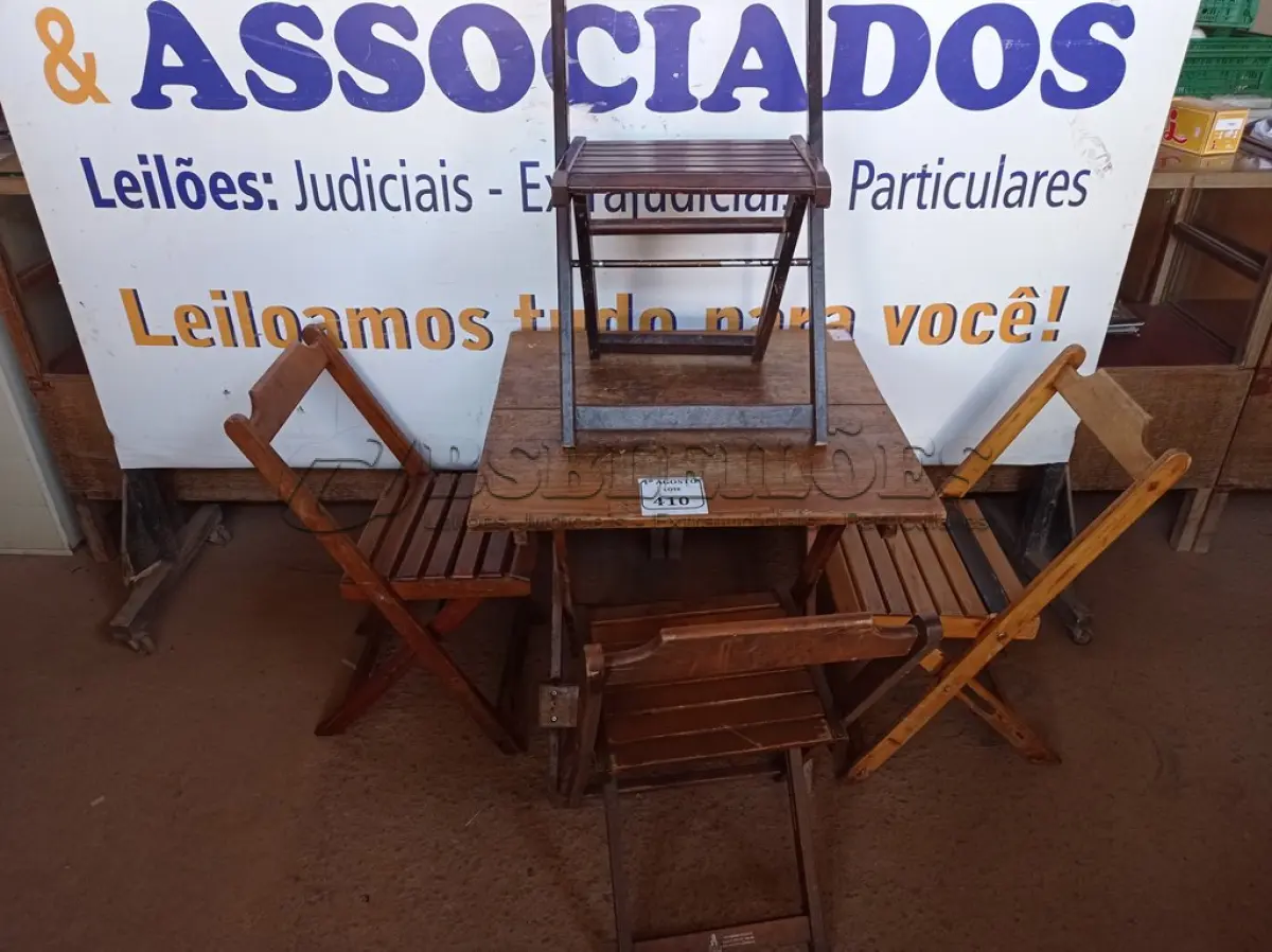 LOTE 410 - 01 MESA COM 04 CADEIRAS COM AVARIAS EM MADEIRA DOBRÁVEL. (NO ESTADO) ATENÇÃO! FAZER A VISITAÇÃO ANTES DE ARREMATAR, NÃO SABEMOS SE FUNCIONA. LEILÃO NÃO TEM GARANTIA E NEM DEVOLUÇÃO, SUJEITO A POSSÍVEIS AVARIAS VISÍVEIS/OCULTAS E/OU AUSÊNCIA DE COMPONENTES.