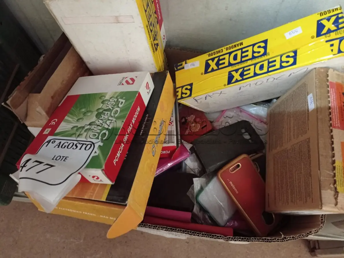LOTE 477 - 01 CAIXAS COM VÁRIAS CAPAS DE CELULARES DIVERSOS E MODENS ANTIGOS (NO ESTADO) ATENÇÃO! FAZER A VISITAÇÃO ANTES DE ARREMATAR, NÃO SABEMOS SE FUNCIONA. LEILÃO NÃO TEM GARANTIA E NEM DEVOLUÇÃO, SUJEITO A POSSÍVEIS AVARIAS VISÍVEIS/OCULTAS E/OU AUSÊNCIA DE COMPONENTES.