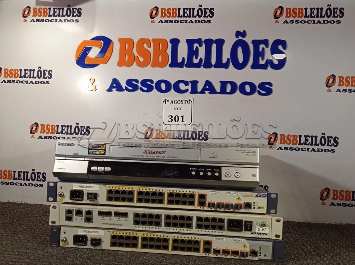 LOTE 301 - 03 SWITCHES COM PORTA DE FIBRA E 01 VHS PANASONIC. (NO ESTADO) ATENÇÃO! FAZER A VISITAÇÃO ANTES DE ARREMATAR, NÃO SABEMOS SE FUNCIONA. LEILÃO NÃO TEM GARANTIA E NEM DEVOLUÇÃO, SUJEITO A POSSÍVEIS AVARIAS VISÍVEIS/OCULTAS E/OU AUSÊNCIA DE COMPONENTES.