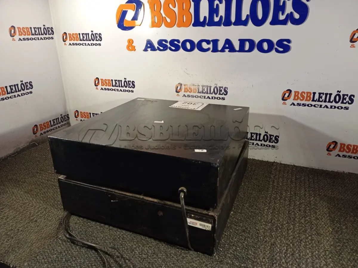 LOTE 302 - 02 CAIXAS REGISTRADORAS. (NO ESTADO) ATENÇÃO! FAZER A VISITAÇÃO ANTES DE ARREMATAR, NÃO SABEMOS SE FUNCIONA. LEILÃO NÃO TEM GARANTIA E NEM DEVOLUÇÃO, SUJEITO A POSSÍVEIS AVARIAS VISÍVEIS/OCULTAS E/OU AUSÊNCIA DE COMPONENTES.