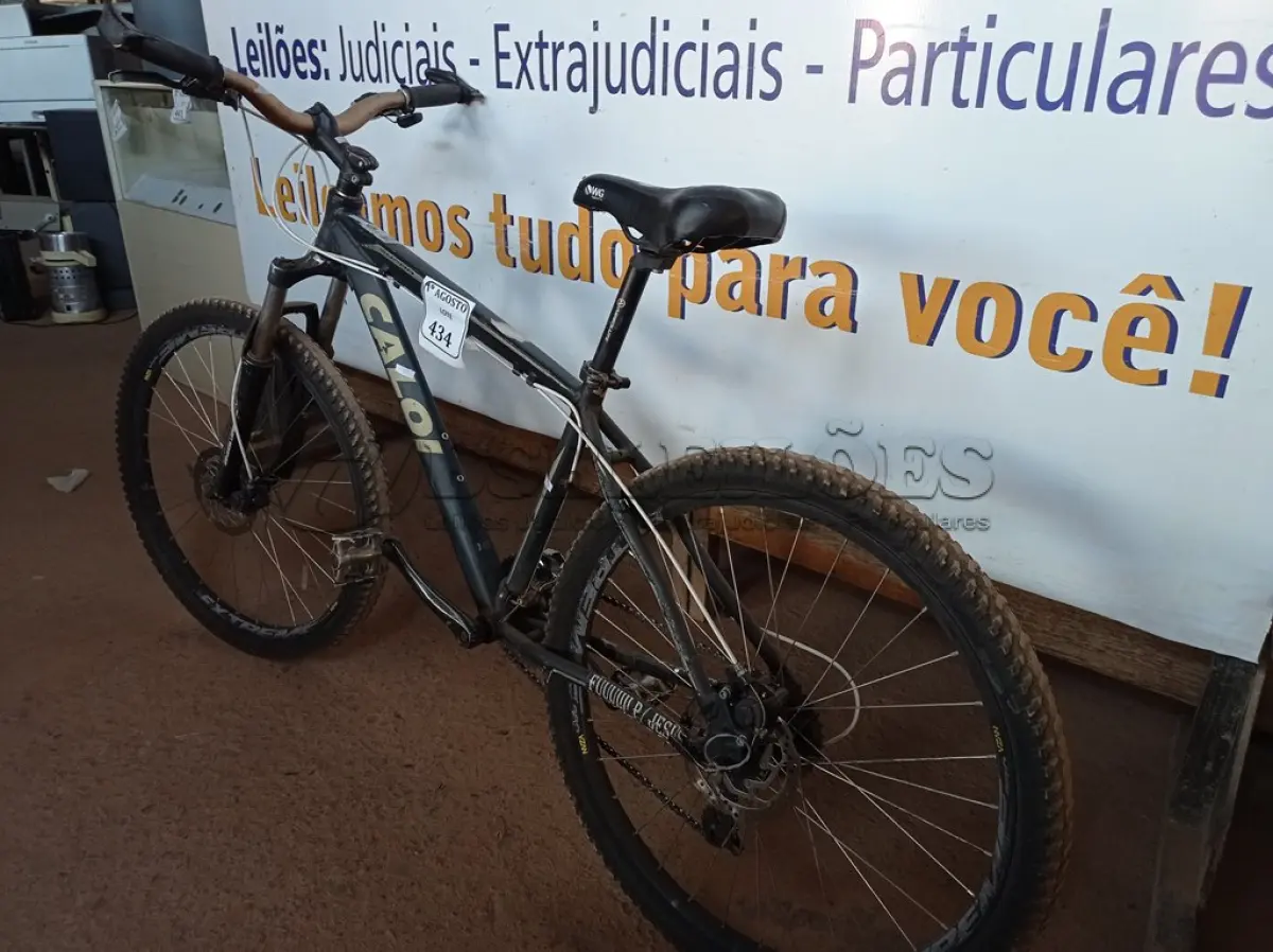 LOTE 434 - 01 BICICLETA MARCA CALOI. (NO ESTADO) ATENÇÃO! FAZER A VISITAÇÃO ANTES DE ARREMATAR, NÃO SABEMOS SE FUNCIONA. LEILÃO NÃO TEM GARANTIA E NEM DEVOLUÇÃO, SUJEITO A POSSÍVEIS AVARIAS VISÍVEIS/OCULTAS E/OU AUSÊNCIA DE COMPONENTES.
