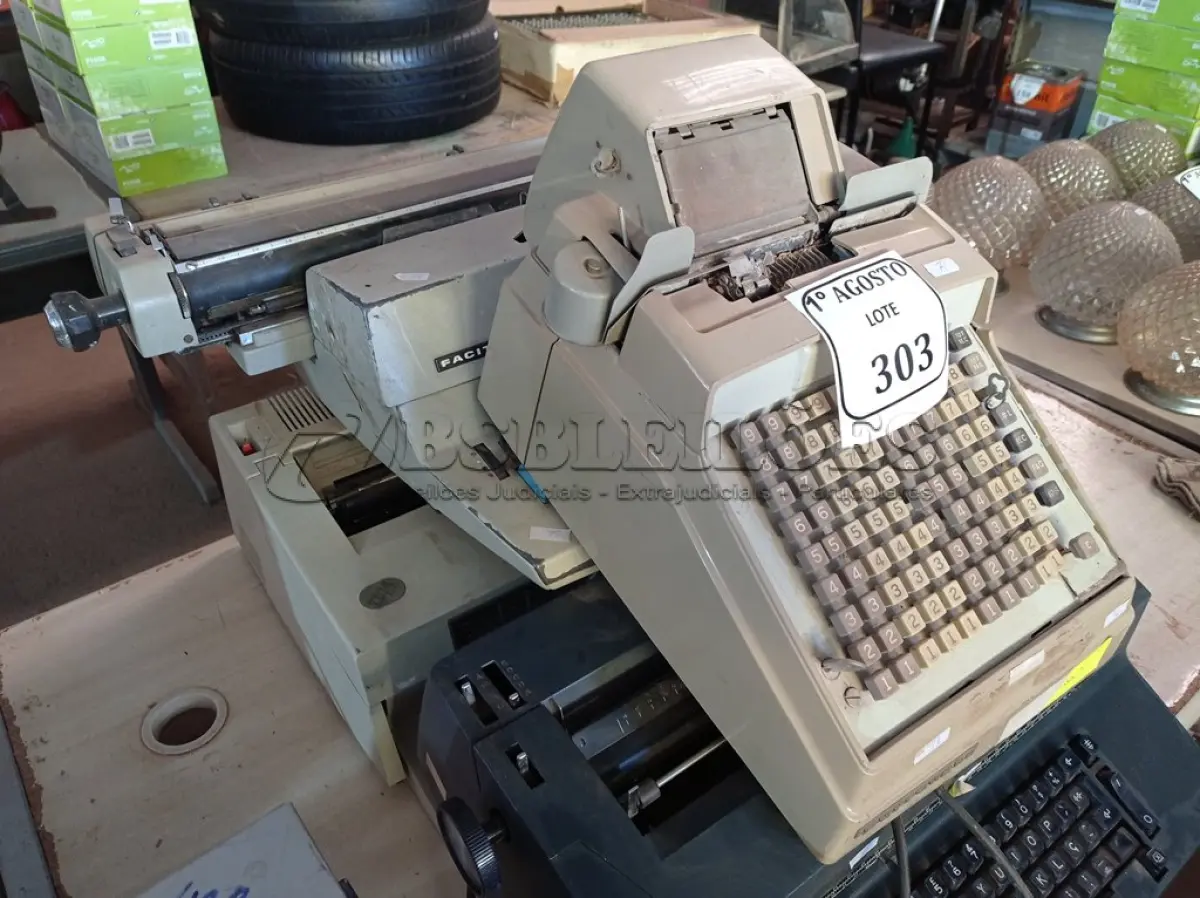 LOTE 303 - 03 MÁQUINAS DE ESCREVER E 01 CALCULADORA. (NO ESTADO) ATENÇÃO! FAZER A VISITAÇÃO ANTES DE ARREMATAR, NÃO SABEMOS SE FUNCIONA. LEILÃO NÃO TEM GARANTIA E NEM DEVOLUÇÃO, SUJEITO A POSSÍVEIS AVARIAS VISÍVEIS/OCULTAS E/OU AUSÊNCIA DE COMPONENTES.