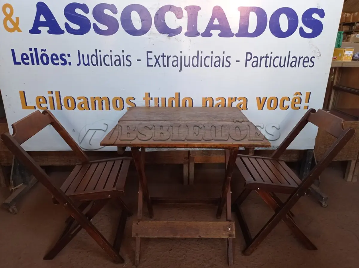 LOTE 400 - 01 MESA COM 04 CADEIRAS COM AVARIAS EM MADEIRA DOBRÁVEL. (NO ESTADO) ATENÇÃO! FAZER A VISITAÇÃO ANTES DE ARREMATAR, NÃO SABEMOS SE FUNCIONA. LEILÃO NÃO TEM GARANTIA E NEM DEVOLUÇÃO, SUJEITO A POSSÍVEIS AVARIAS VISÍVEIS/OCULTAS E/OU AUSÊNCIA DE COMPONENTES.