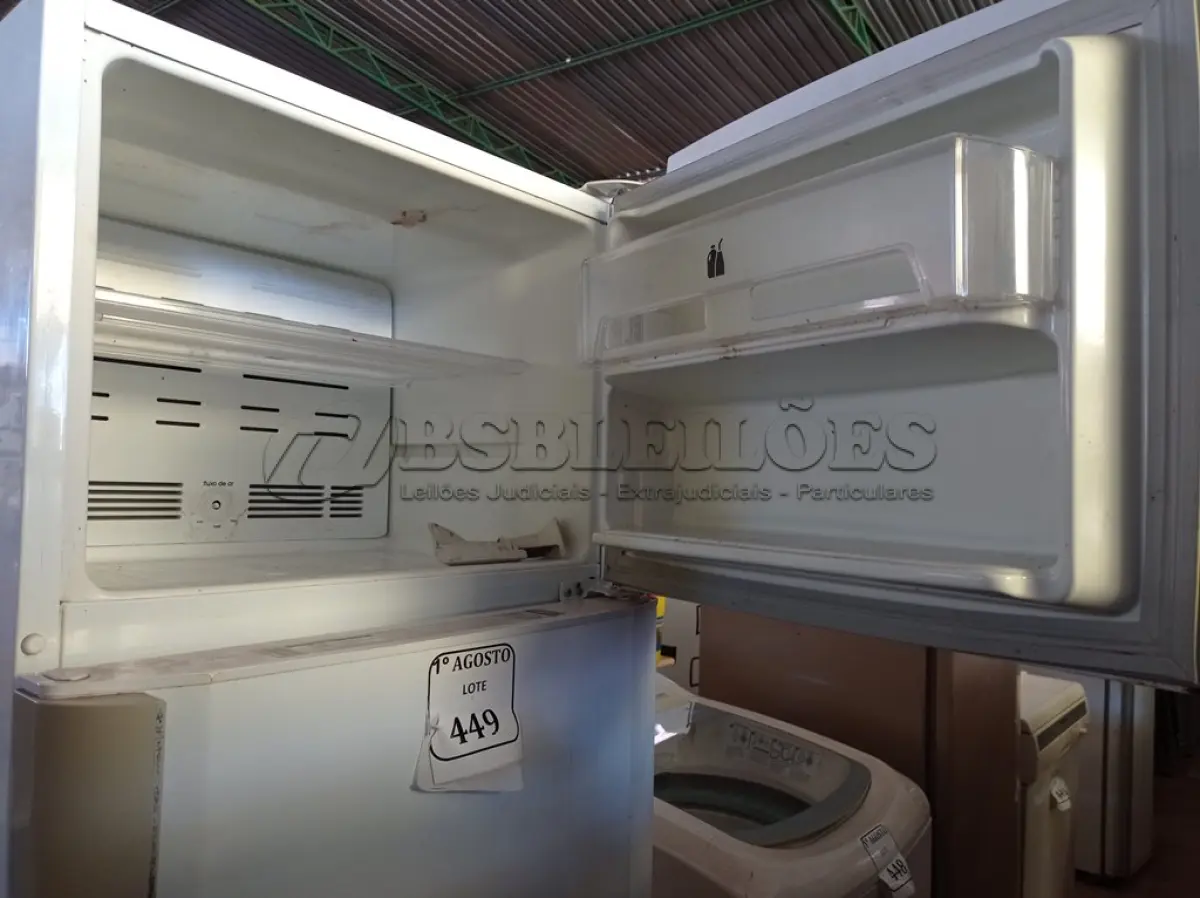 LOTE 449 - 01 GELADEIRA FROSFREE. (NO ESTADO) ATENÇÃO! FAZER A VISITAÇÃO ANTES DE ARREMATAR, NÃO SABEMOS SE FUNCIONA. LEILÃO NÃO TEM GARANTIA E NEM DEVOLUÇÃO, SUJEITO A POSSÍVEIS AVARIAS VISÍVEIS/OCULTAS E/OU AUSÊNCIA DE COMPONENTES.