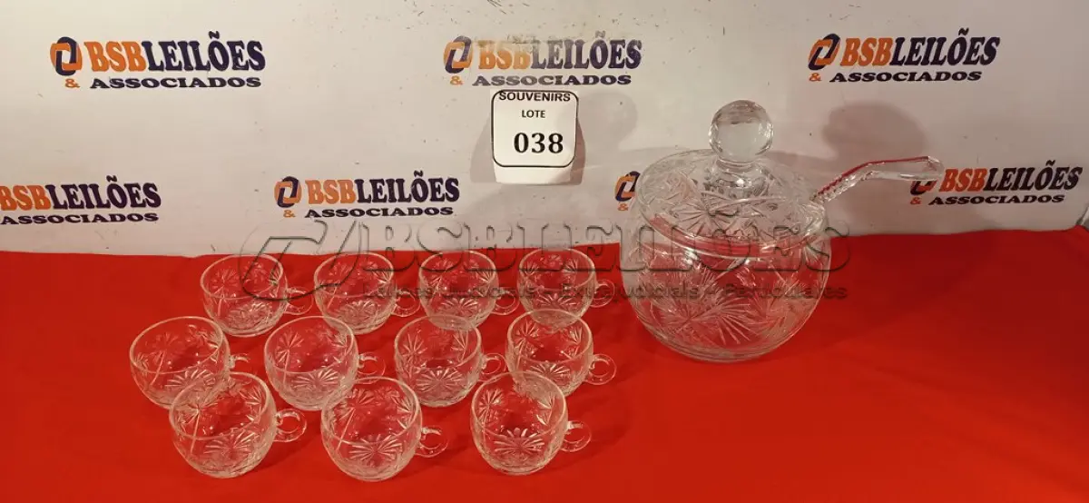 LOTE 038 -  01 PONCHEIRA, 01 CONCHA E 11 XÍCARAS. (NO ESTADO EM QUE SE ENCONTRA) ATENÇÃO! FAZER A VISITAÇÃO ANTES DE ARREMATAR, NÃO SABEMOS SE FUNCIONA. LEILÃO NÃO TEM GARANTIA E NEM DEVOLUÇÃO, SUJEITO A POSSÍVEIS AVARIAS VISÍVEIS/OCULTAS E/OU AUSÊNCIA DE COMPONENTES.  
