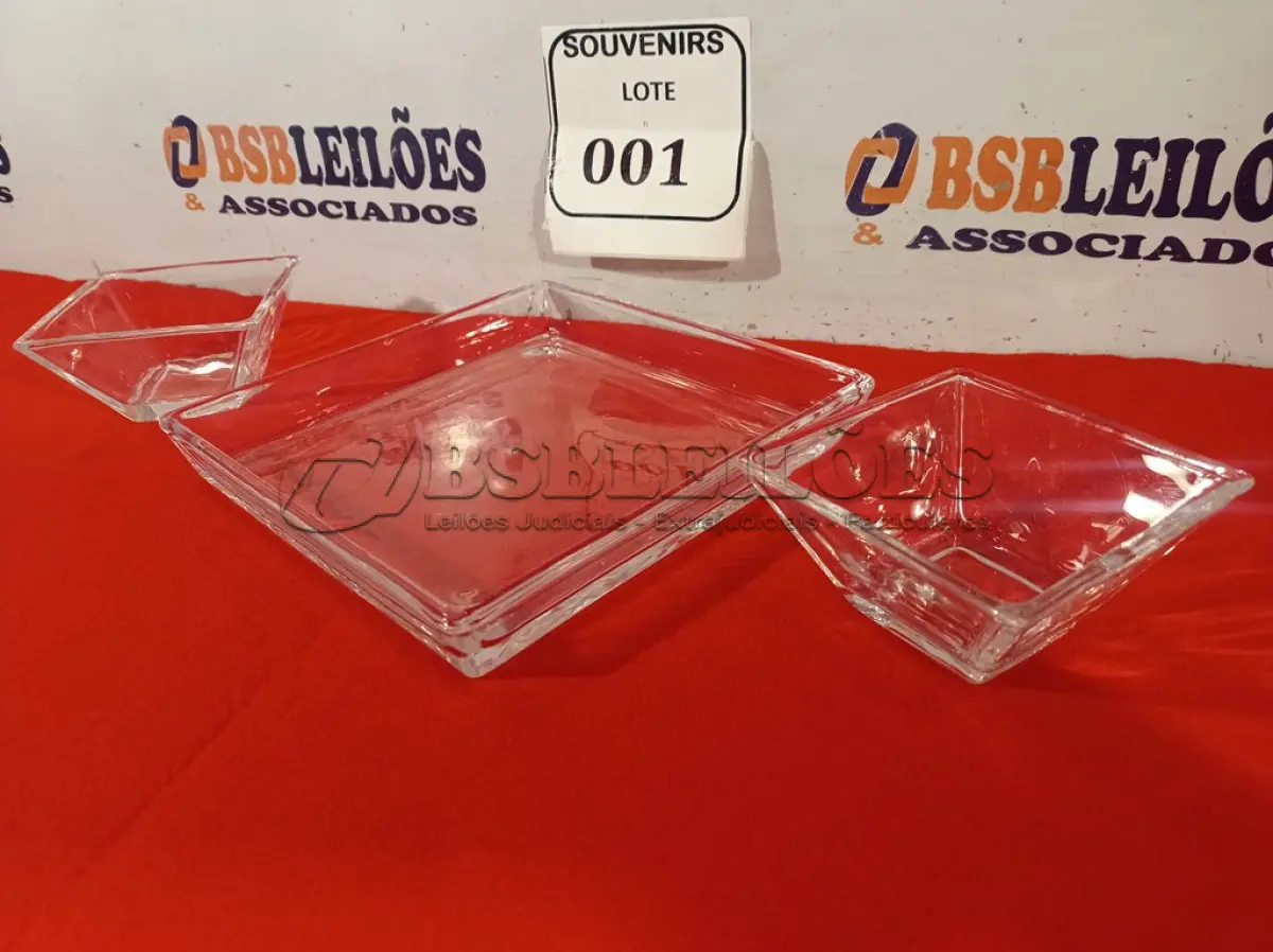 LOTE 001 - 01 BANDEJA E 02 PETISQUEIRAS/MOLHEIRA. (NO ESTADO EM QUE SE ENCONTRA) ATENÇÃO! FAZER A VISITAÇÃO ANTES DE ARREMATAR, NÃO SABEMOS SE FUNCIONA. LEILÃO NÃO TEM GARANTIA E NEM DEVOLUÇÃO, SUJEITO A POSSÍVEIS AVARIAS VISÍVEIS/OCULTAS E/OU AUSÊNCIA DE COMPONENTES.  