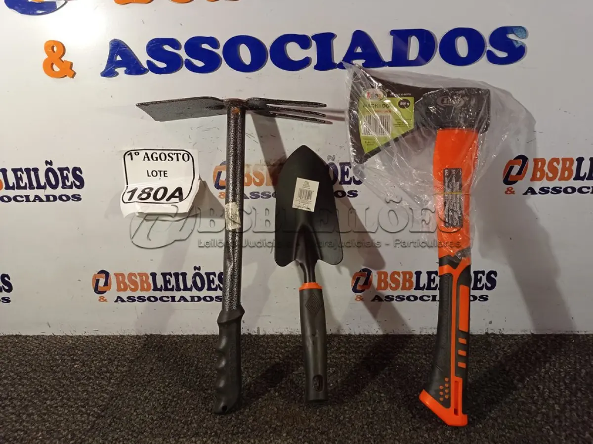 LOTE 180 - 01 ESPÁTULA PARA JARDINAGEM, 01 SACHO PARA JARDINAGEM E 01 MACHADO. (NO ESTADO) ATENÇÃO! FAZER A VISITAÇÃO ANTES DE ARREMATAR, NÃO SABEMOS SE FUNCIONA. LEILÃO NÃO TEM GARANTIA E NEM DEVOLUÇÃO, SUJEITO A POSSÍVEIS AVARIAS VISÍVEIS/OCULTAS E/OU AUSÊNCIA DE COMPONENTES.