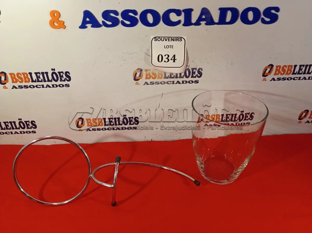 LOTE 034 - 01 SUPORTE EM INOX E 01 BALDE DE VIDRO. (NO ESTADO EM QUE SE ENCONTRA) ATENÇÃO! FAZER A VISITAÇÃO ANTES DE ARREMATAR, NÃO SABEMOS SE FUNCIONA. LEILÃO NÃO TEM GARANTIA E NEM DEVOLUÇÃO, SUJEITO A POSSÍVEIS AVARIAS VISÍVEIS/OCULTAS E/OU AUSÊNCIA DE COMPONENTES.