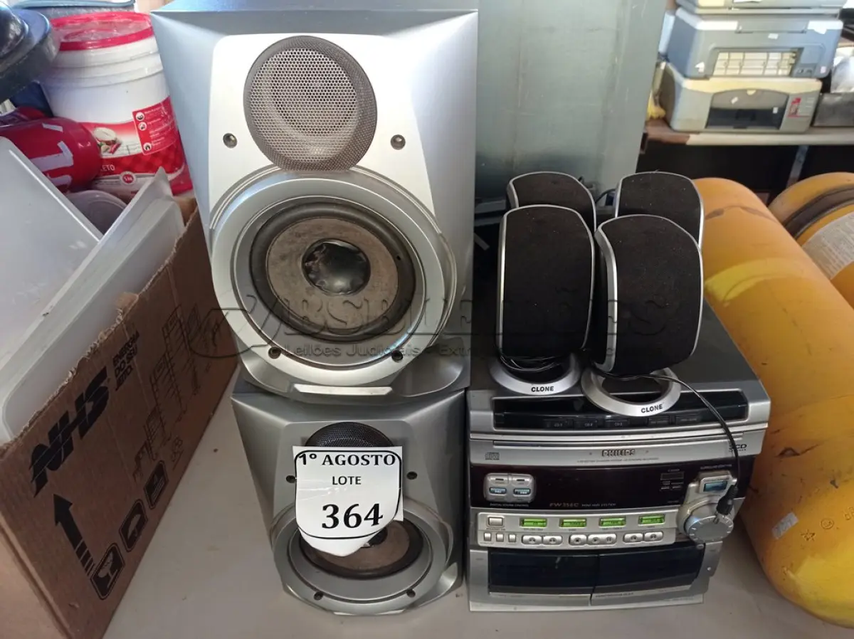 LOTE 364 - 01 SOM PHILIPS COM 08 CAIXAS DE SOM DIVERSAS. (NO ESTADO) ATENÇÃO! FAZER A VISITAÇÃO ANTES DE ARREMATAR, NÃO SABEMOS SE FUNCIONA. LEILÃO NÃO TEM GARANTIA E NEM DEVOLUÇÃO, SUJEITO A POSSÍVEIS AVARIAS VISÍVEIS/OCULTAS E/OU AUSÊNCIA DE COMPONENTES.